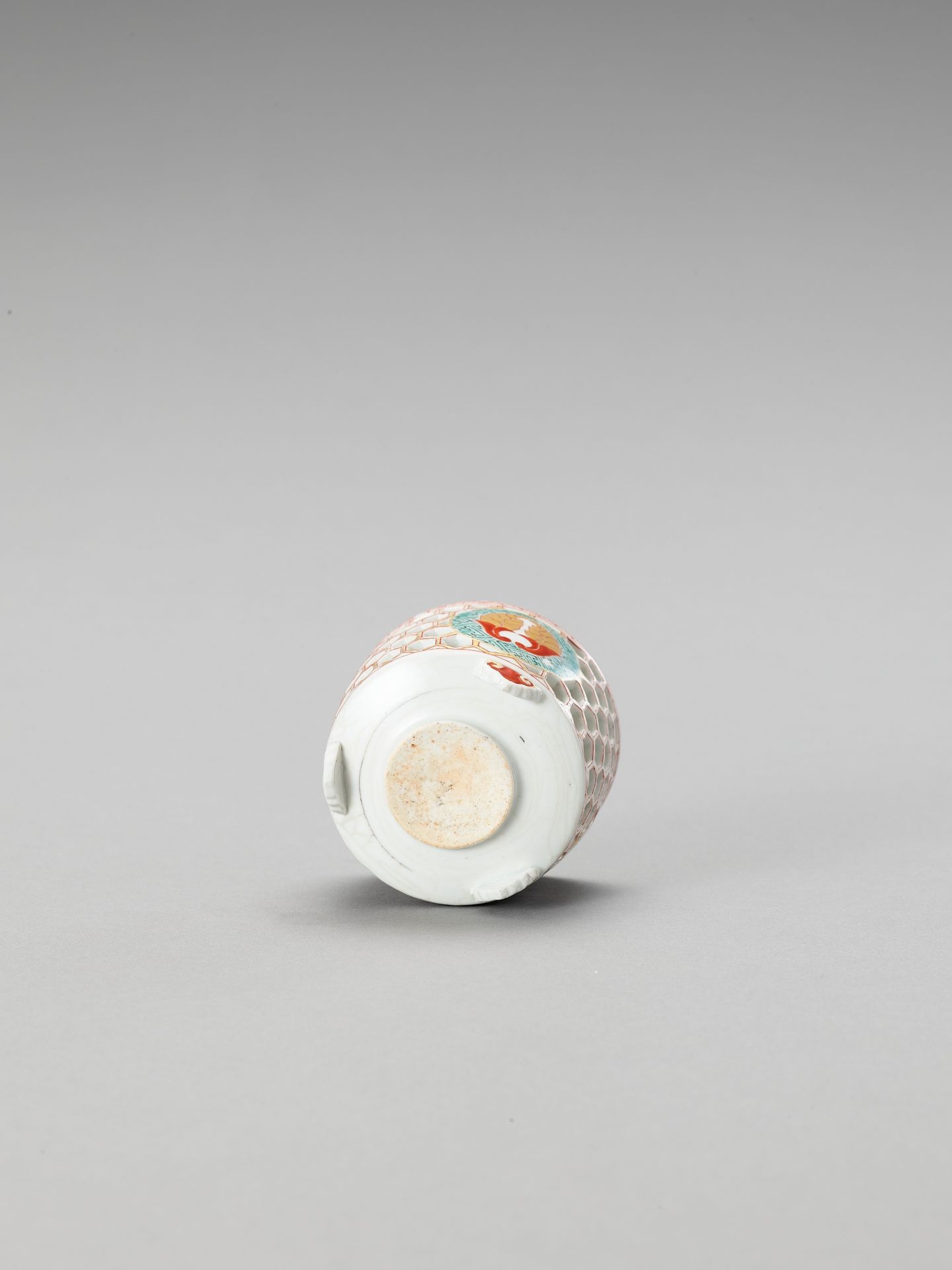 A RETICULATED IMARI PORCELAIN CENSER - Image 5 of 6