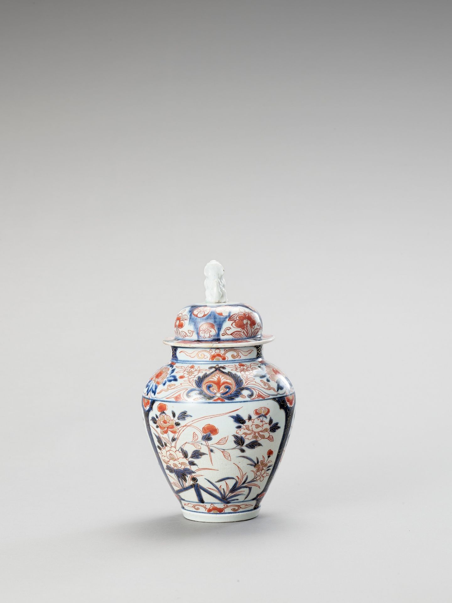 AN IMARI PORCELAIN VASE AND COVER - Image 3 of 7