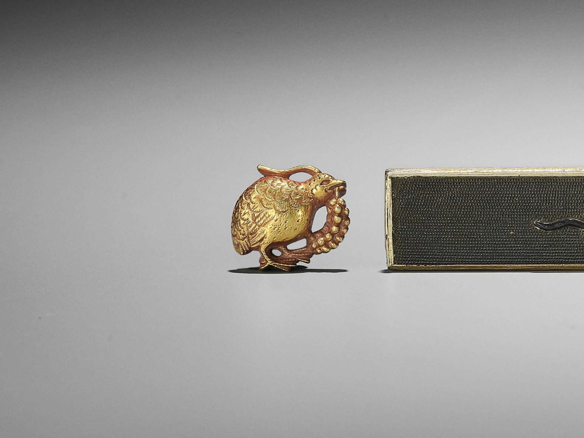 A RARE SET OF A KOZUKA AND MATCHING GOLD MENUKI PAIR DEPICTING QUAILS AND MILLET - Image 4 of 8