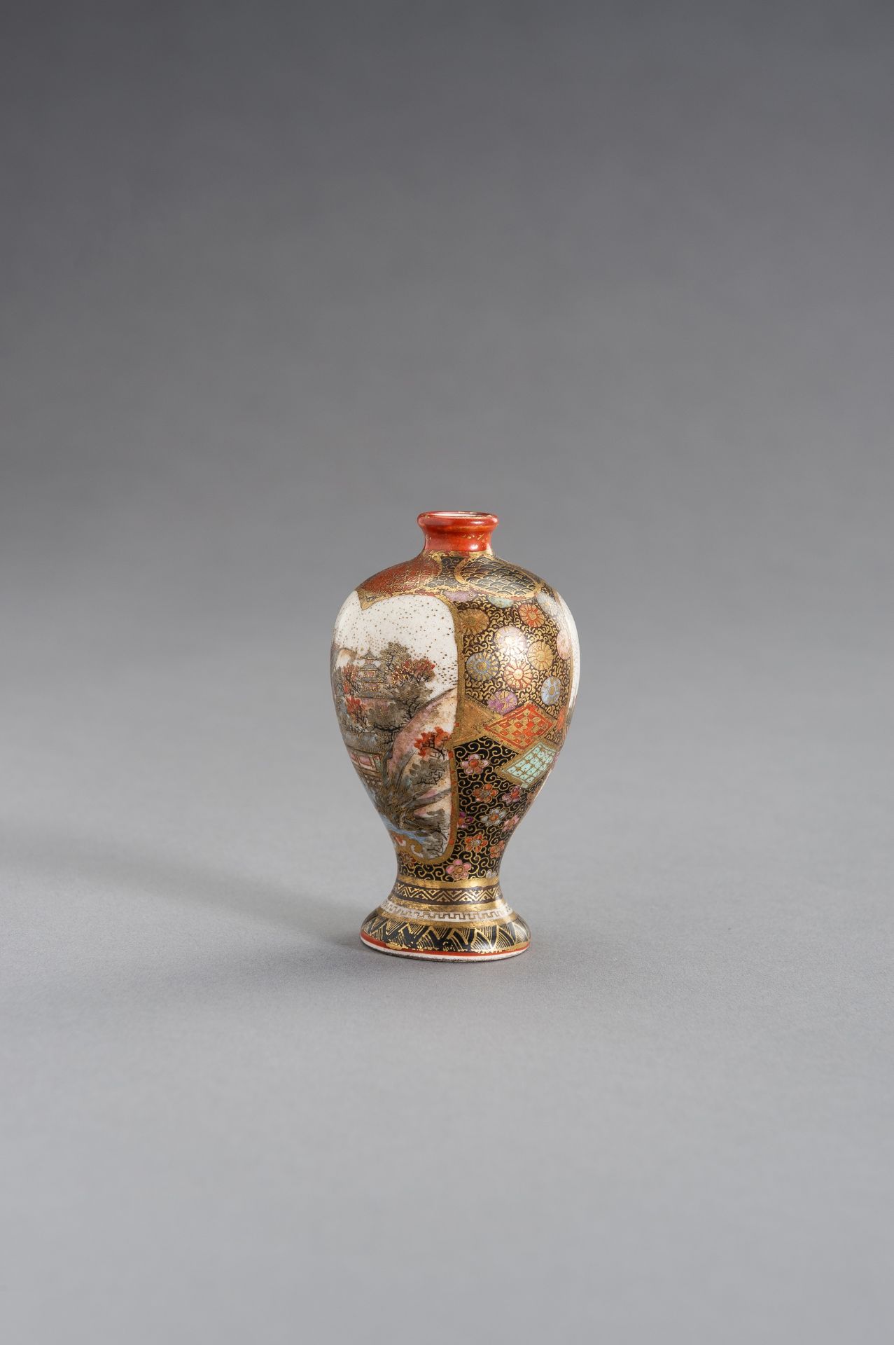 A FINE SATSUMA EARTHENWARE VASE DEPICTING COURT LADIES AND A LANDSCAPE - Image 4 of 10