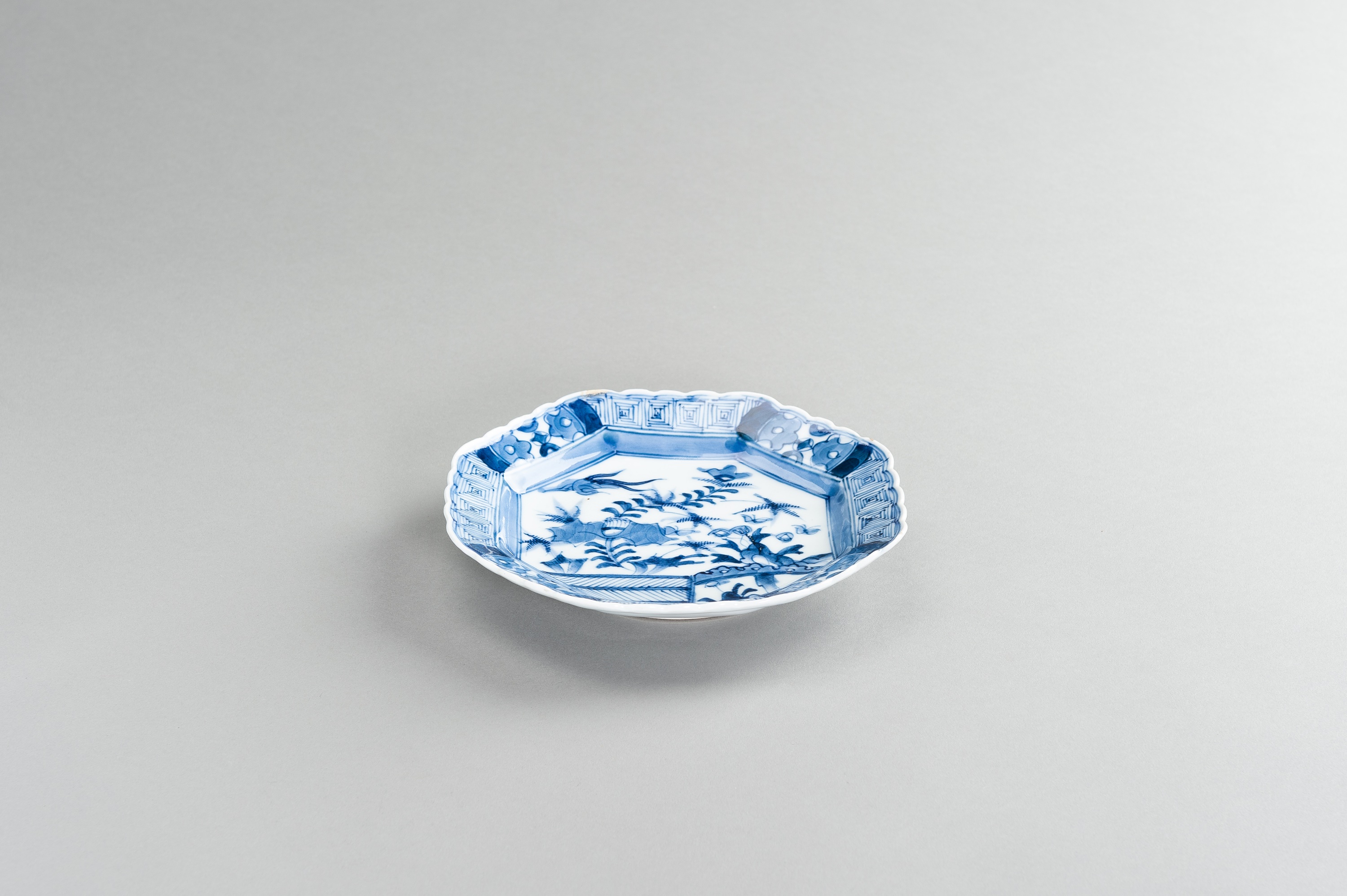 A LOBED BLUE AND WHITE ARITA PORCELAIN DISH - Image 2 of 5