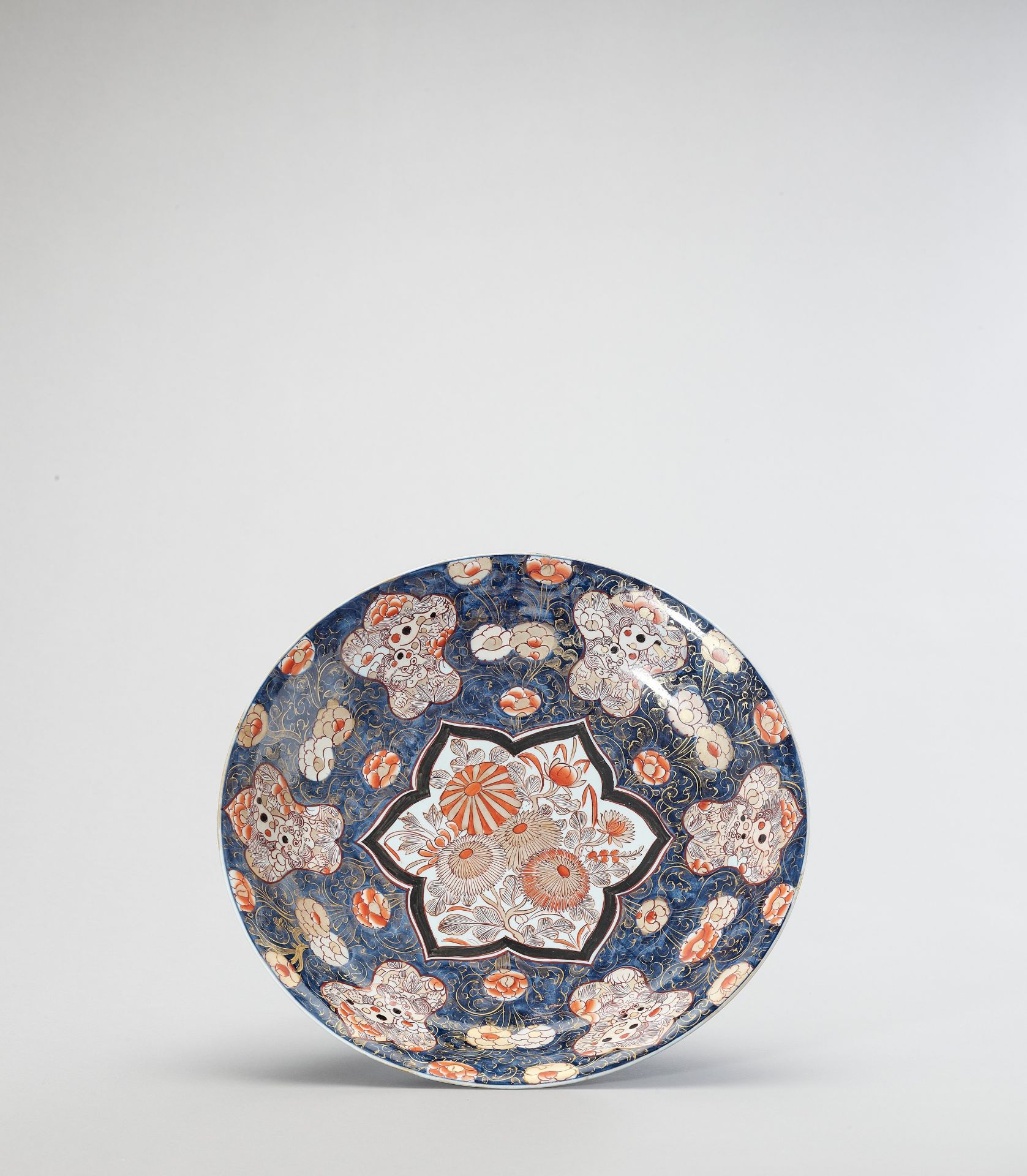 A LARGE IMARI PORCELAIN CHARGER