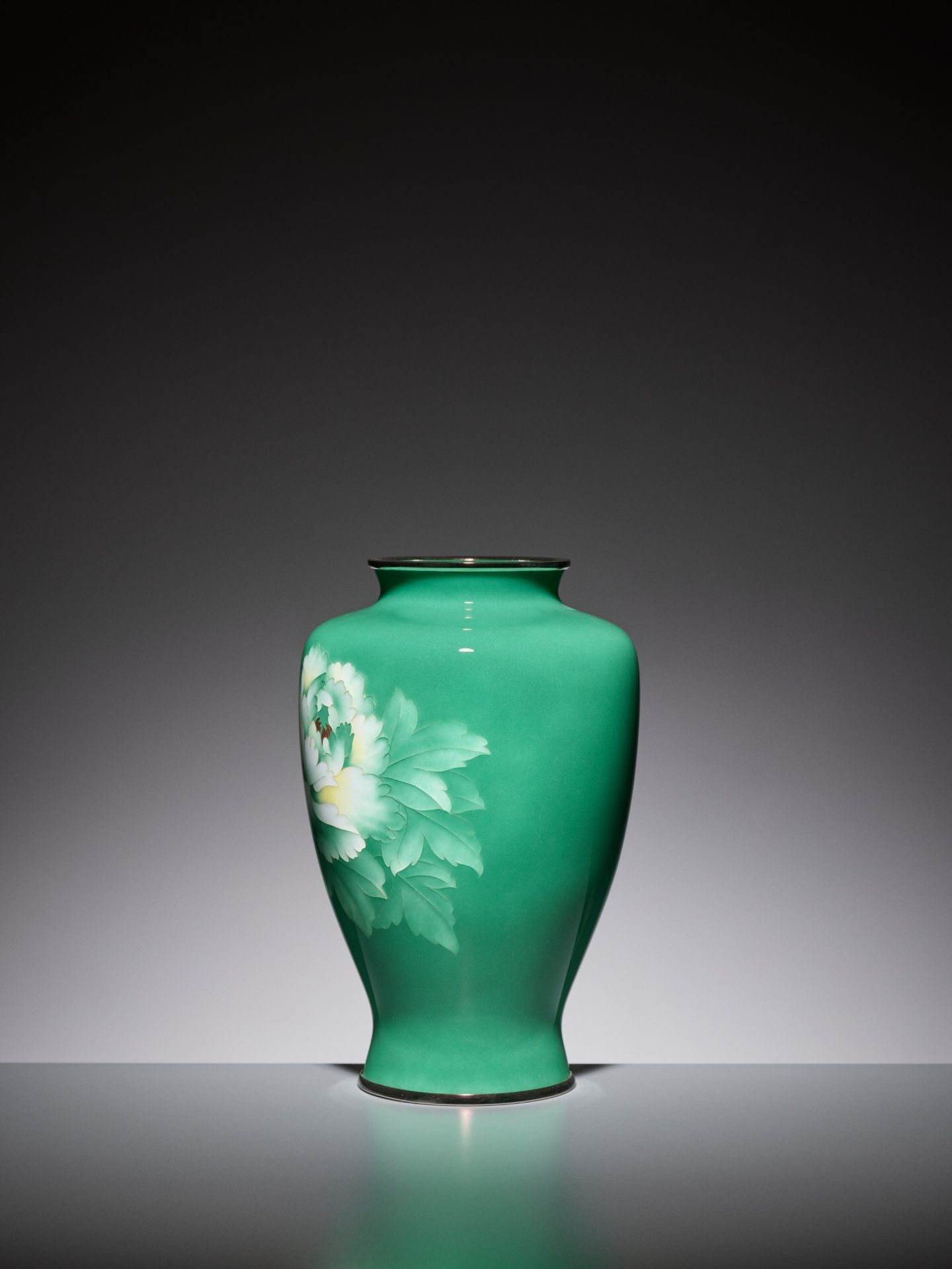 AN EMERALD GREEN CLOISONNE ENAMEL VASE WITH PEONY, ATTRIBUTED TO THE WORKSHOP OF ANDO JUBEI - Image 2 of 6