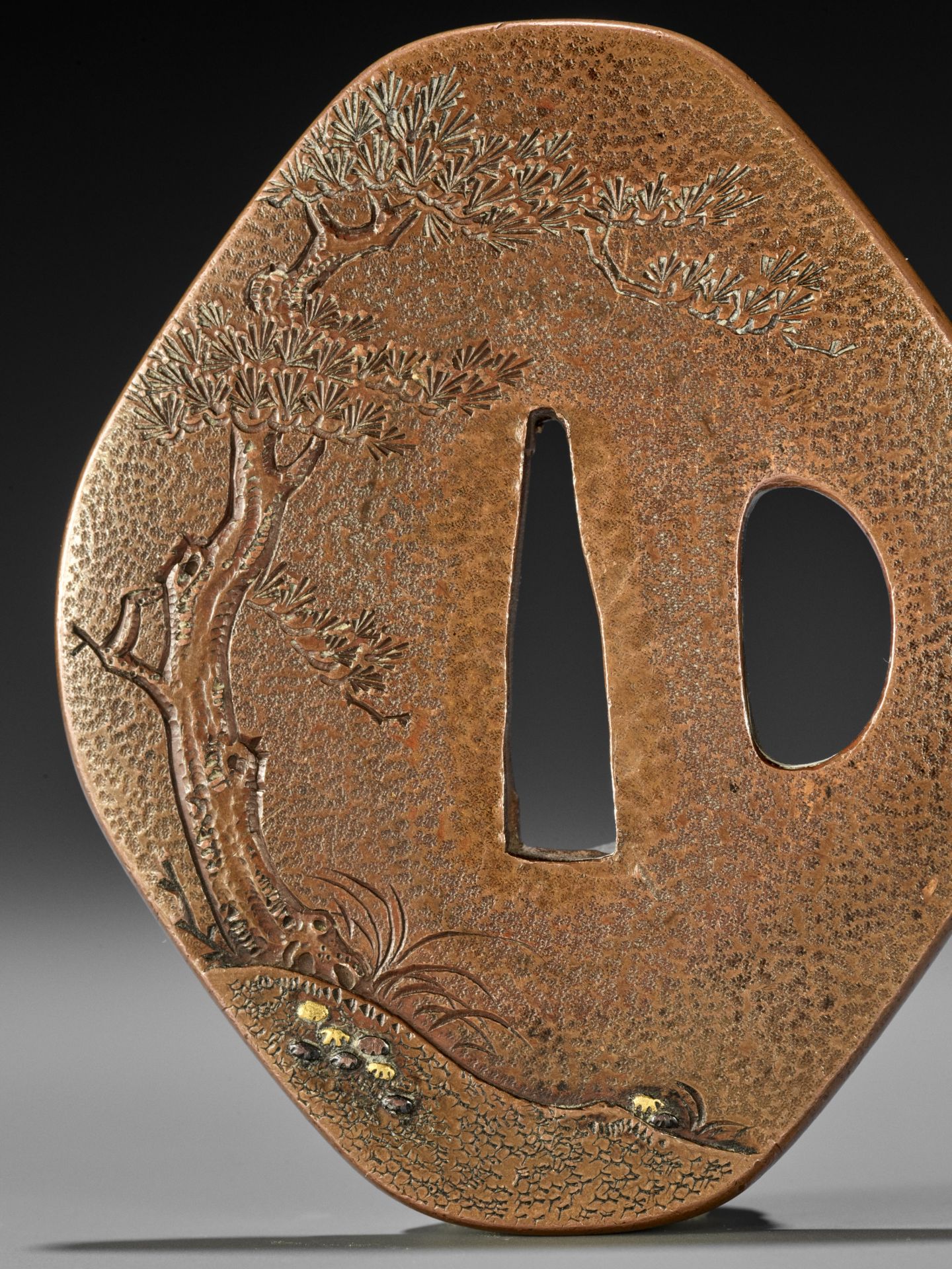 MASAYOSHI: A FINE COPPER TSUBA WITH SPARROWS AND THATCHED HUT - Bild 2 aus 5