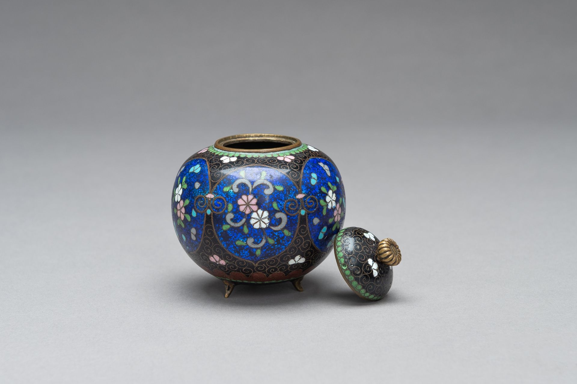 A CLOISONNE KORO WITH COVER - Image 6 of 10