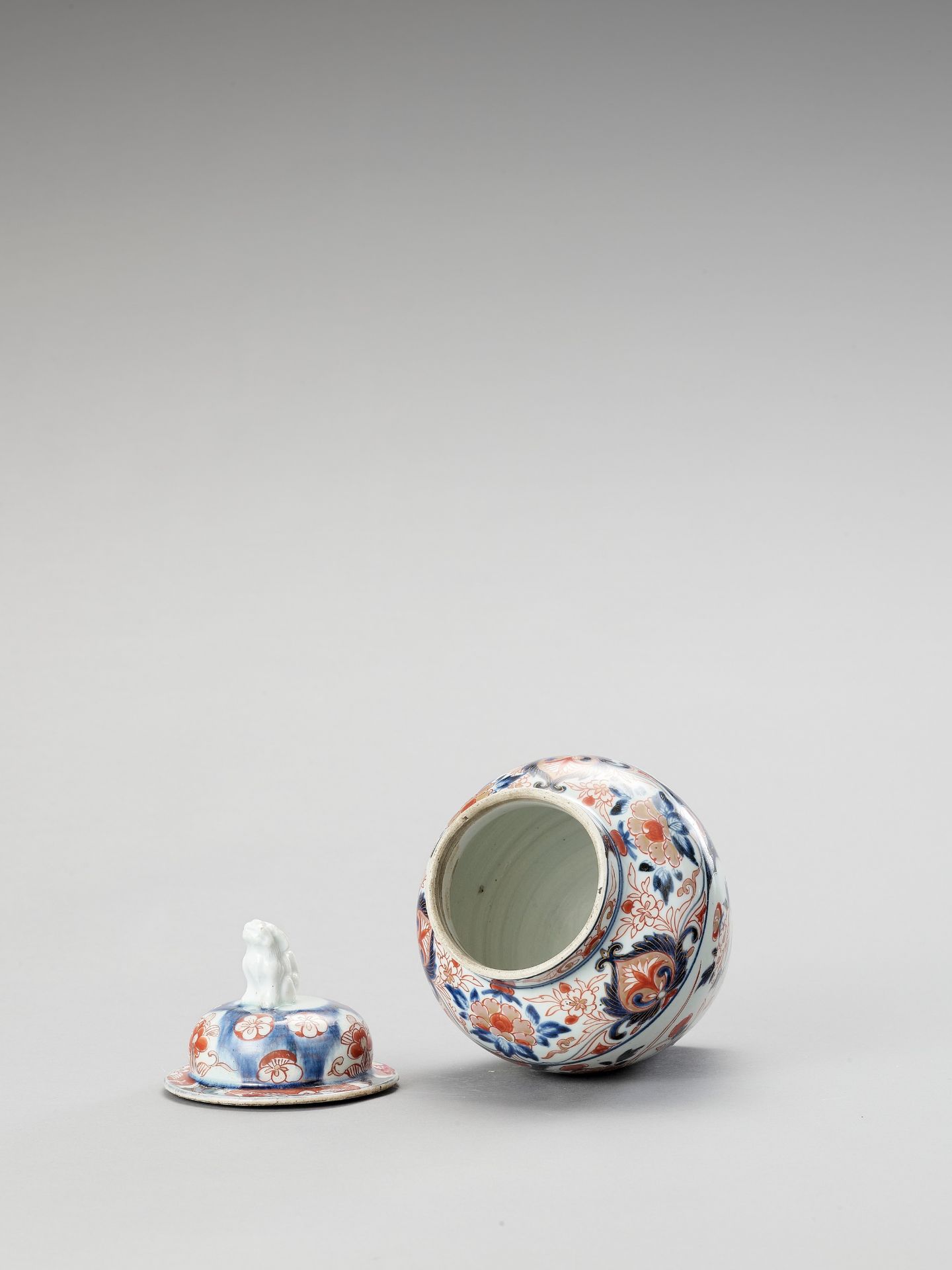 AN IMARI PORCELAIN VASE AND COVER - Image 5 of 7