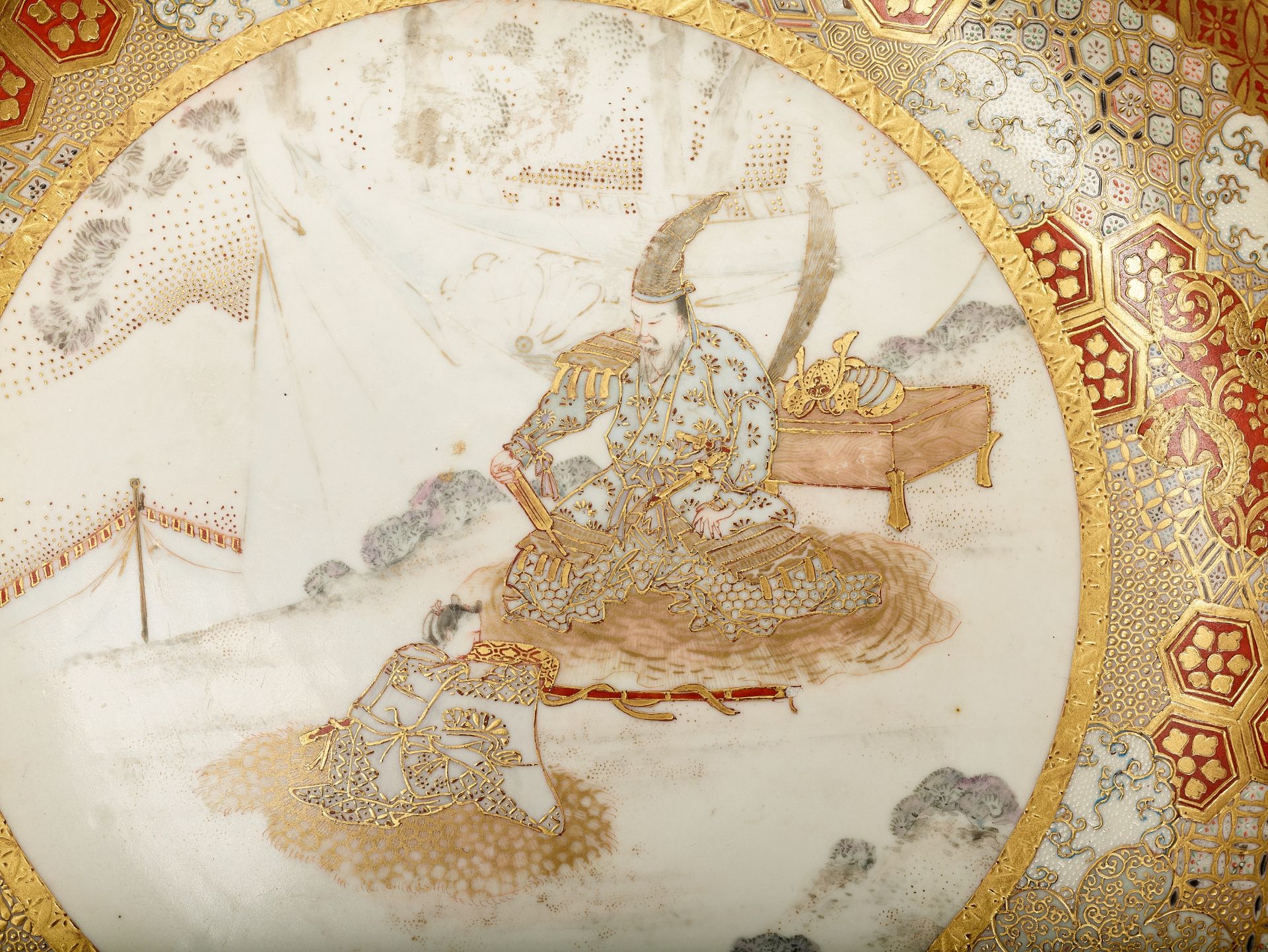 A LARGE KUTANI PORCELAIN PLATE WITH SAMURAI SCENE, MEIJI PERIOD - Image 3 of 4