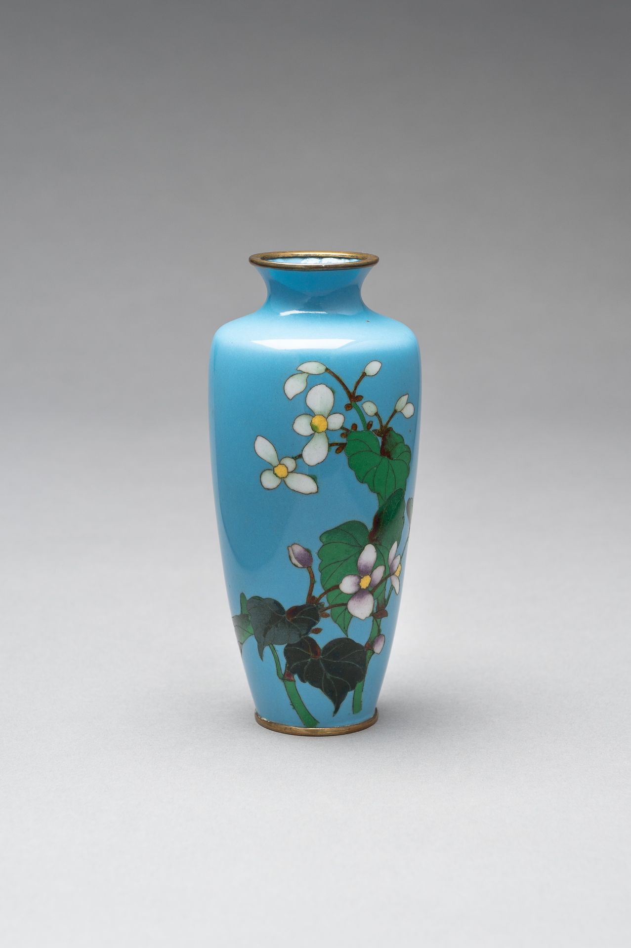 A LIGHT BLUE CLOISONNE ENAMEL VASE - Image 2 of 8