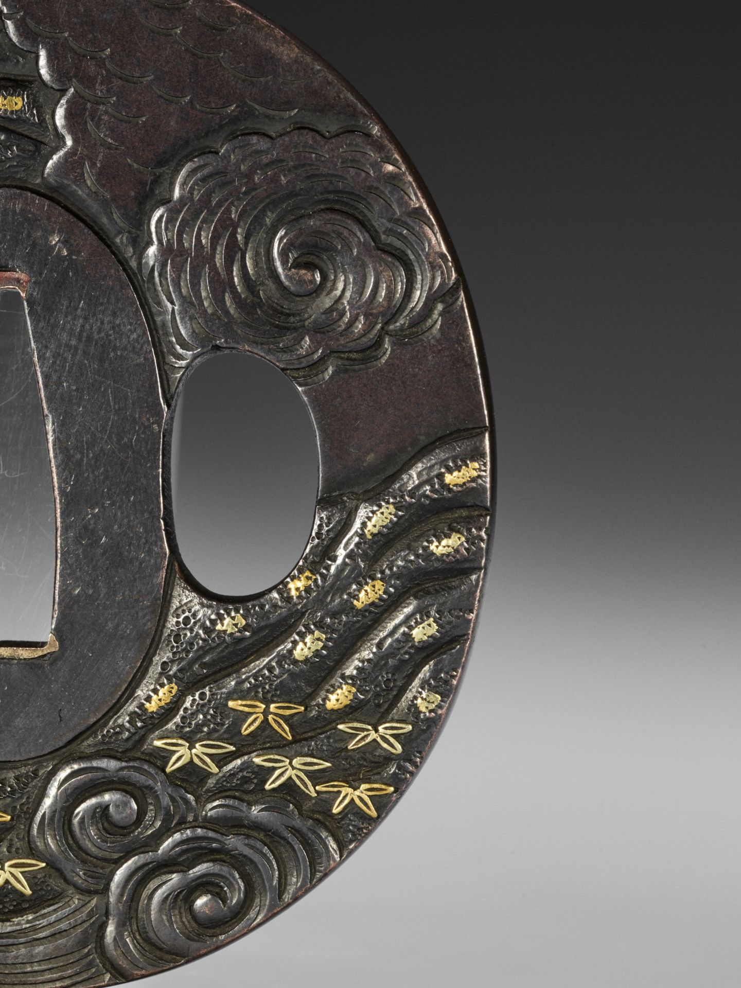 HAMANO NAOYUKI: AN INLAID SHAKUDO TSUBA DEPICTING KAN'U ON HORSEBACK - Bild 4 aus 5