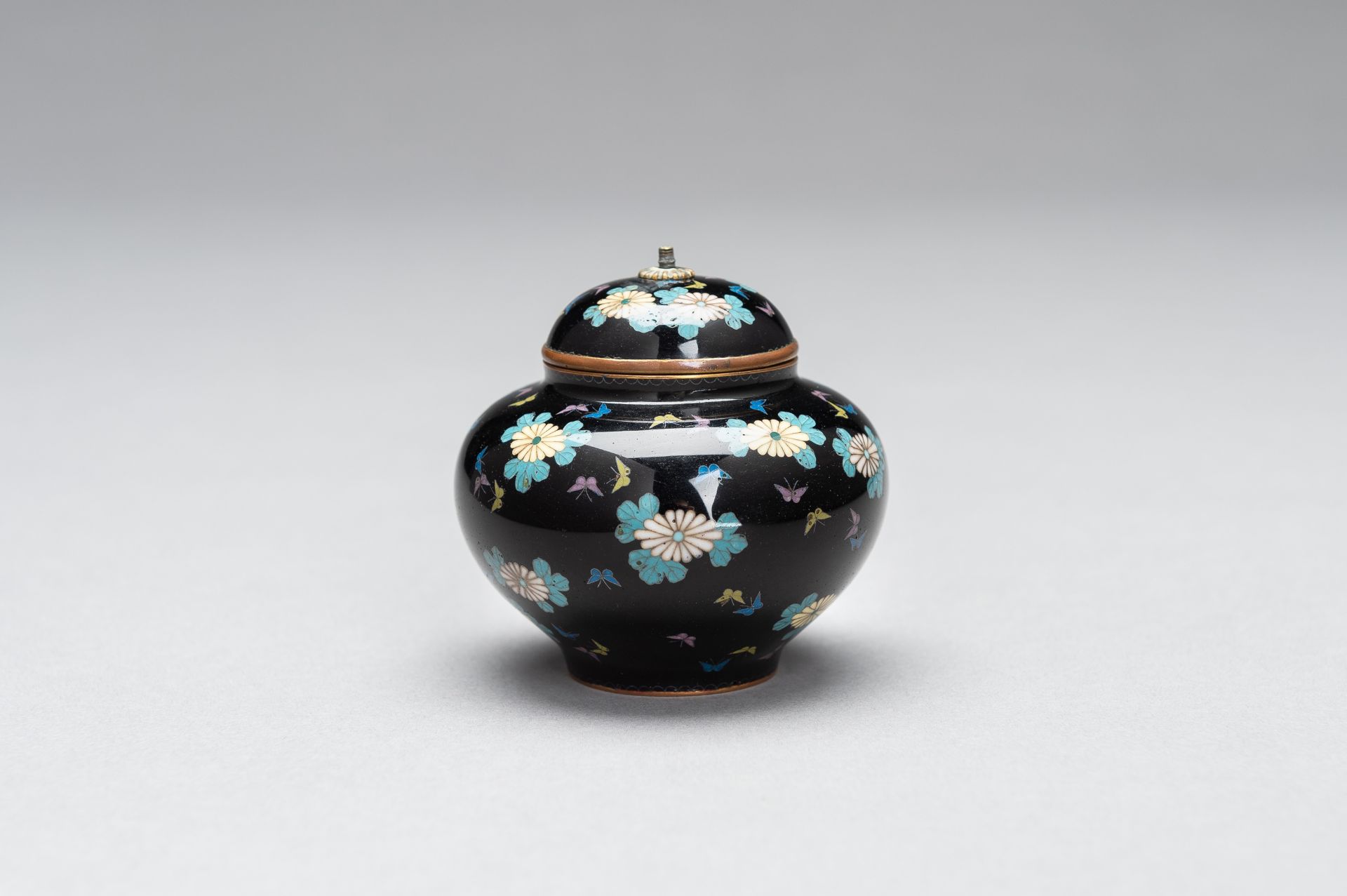 A CLOISONNE ENAMEL MINIATURE VASE WITH COVER