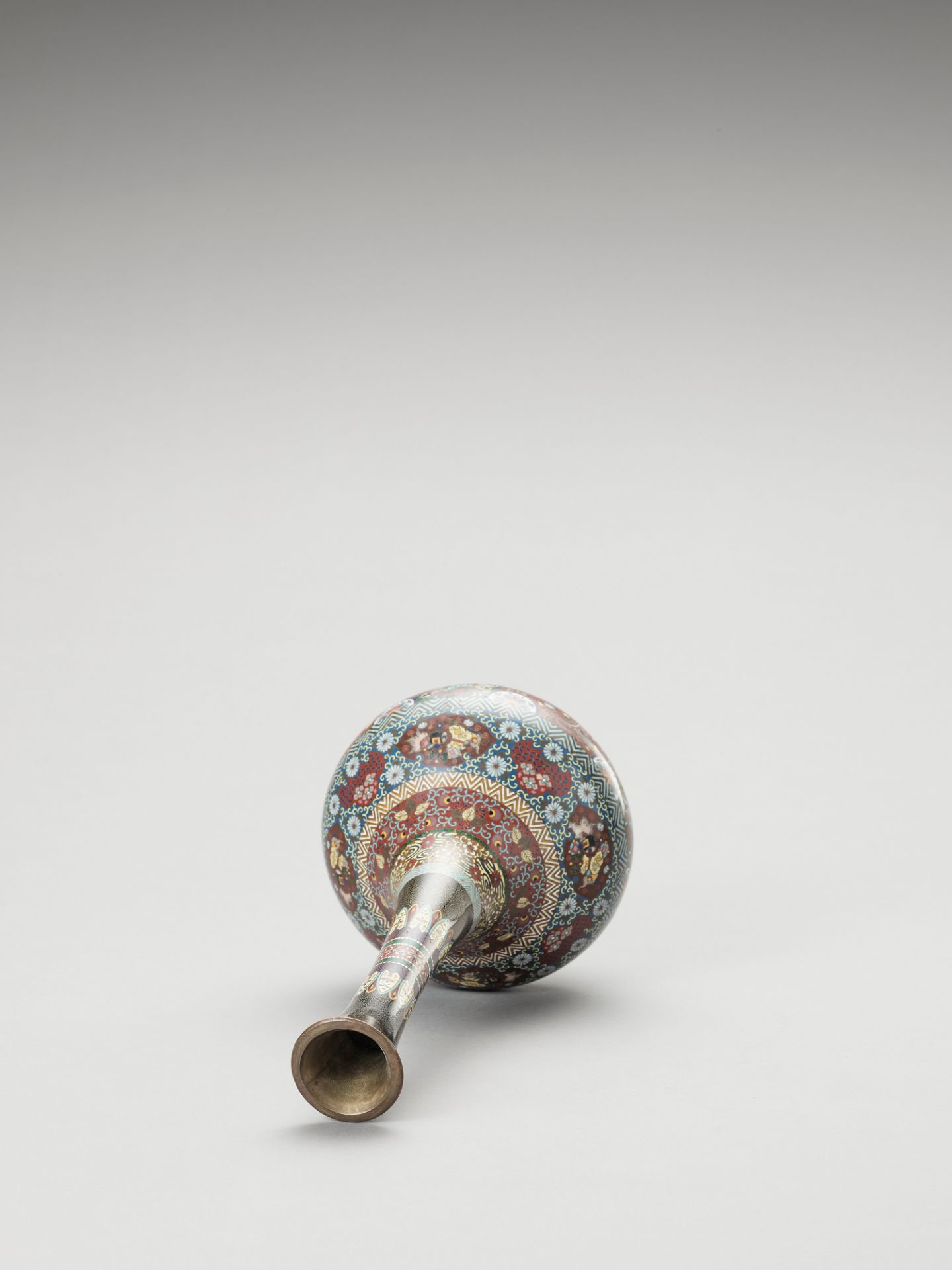 A CLOISONNE BOTTLE VASE - Image 6 of 6