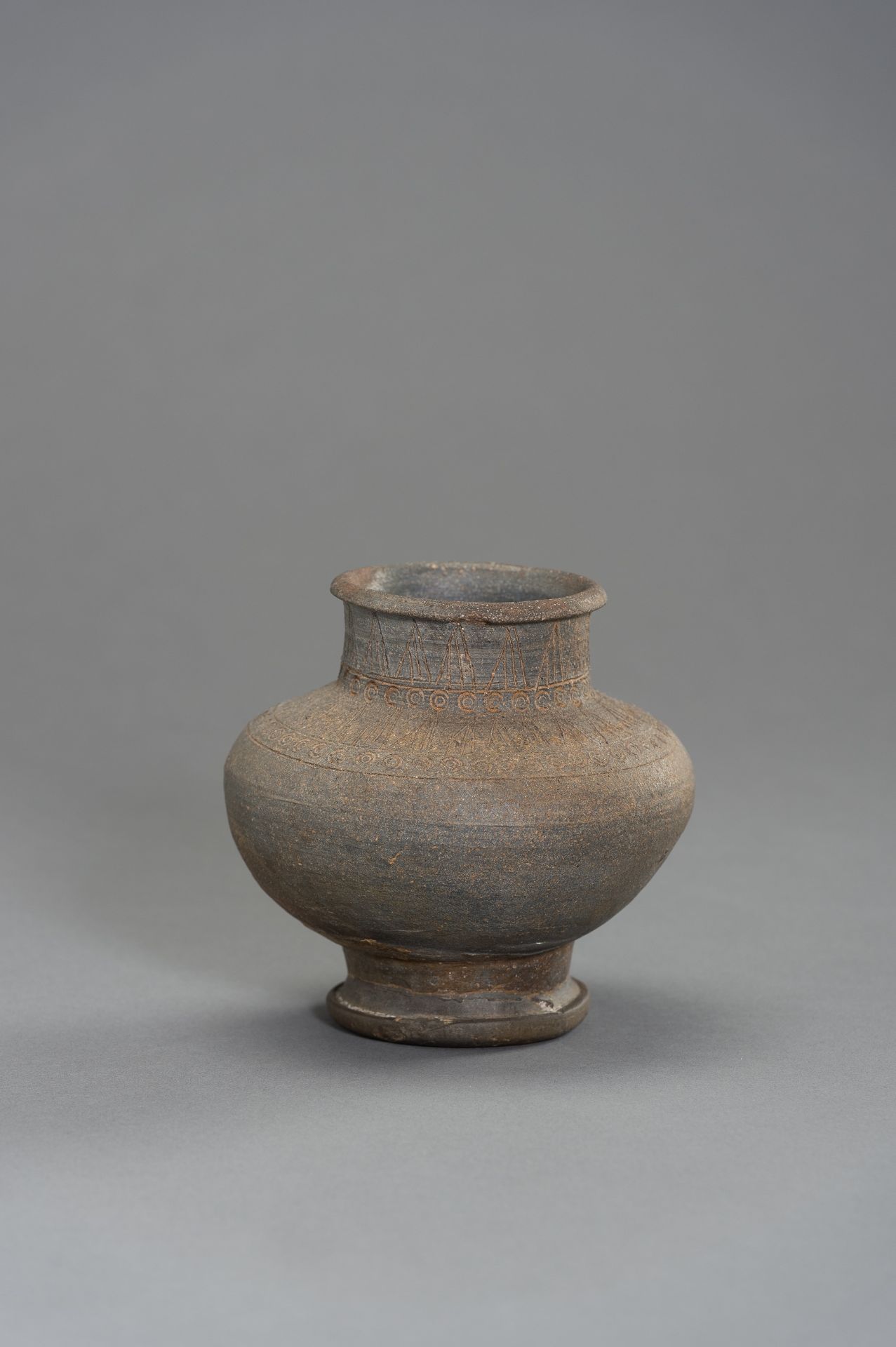 A KOREAN EARTHWARE JAR - Image 3 of 7