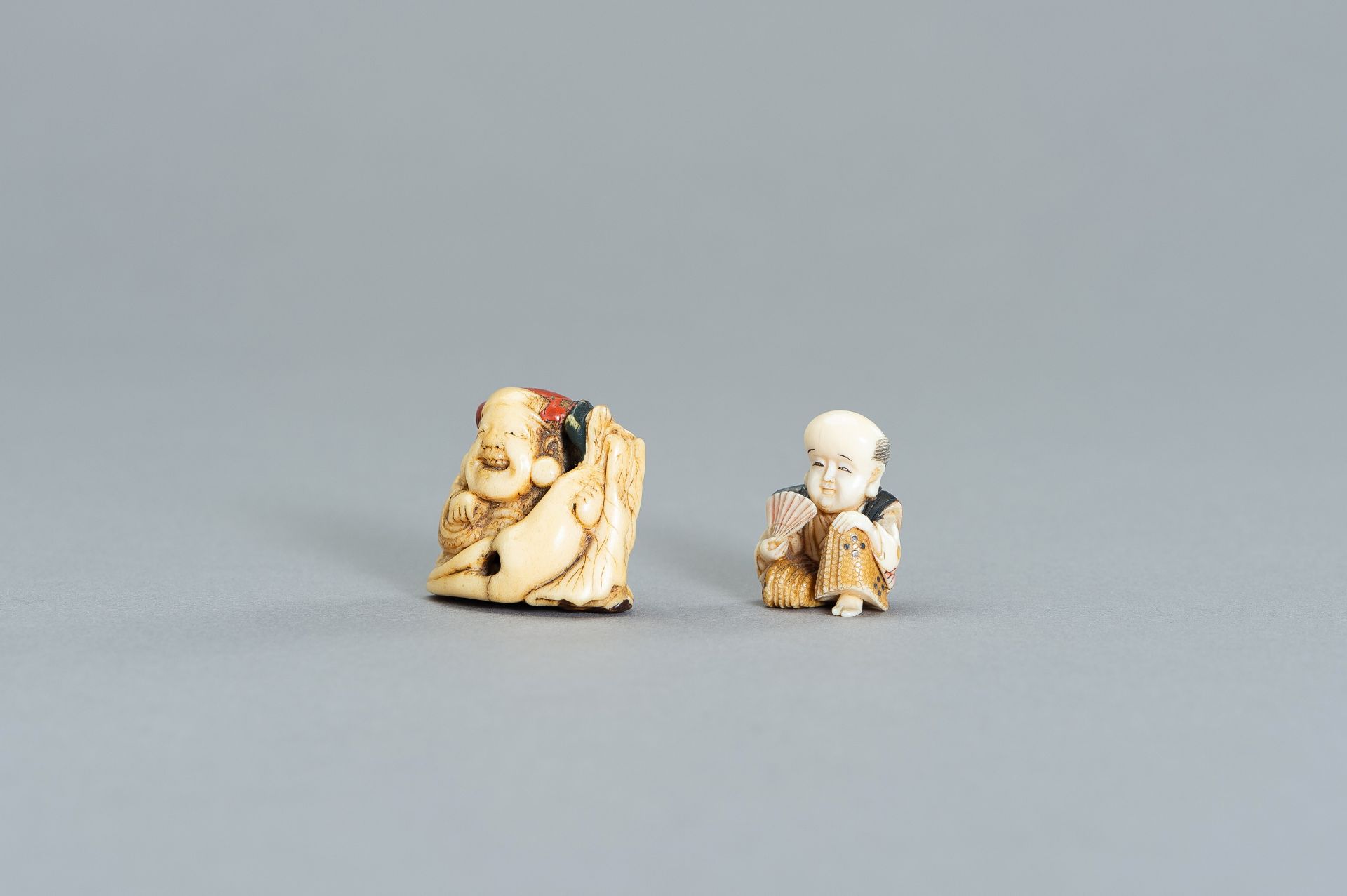 A GROUP OF TWO PAINTED IVORY NETSUKE - Image 2 of 3
