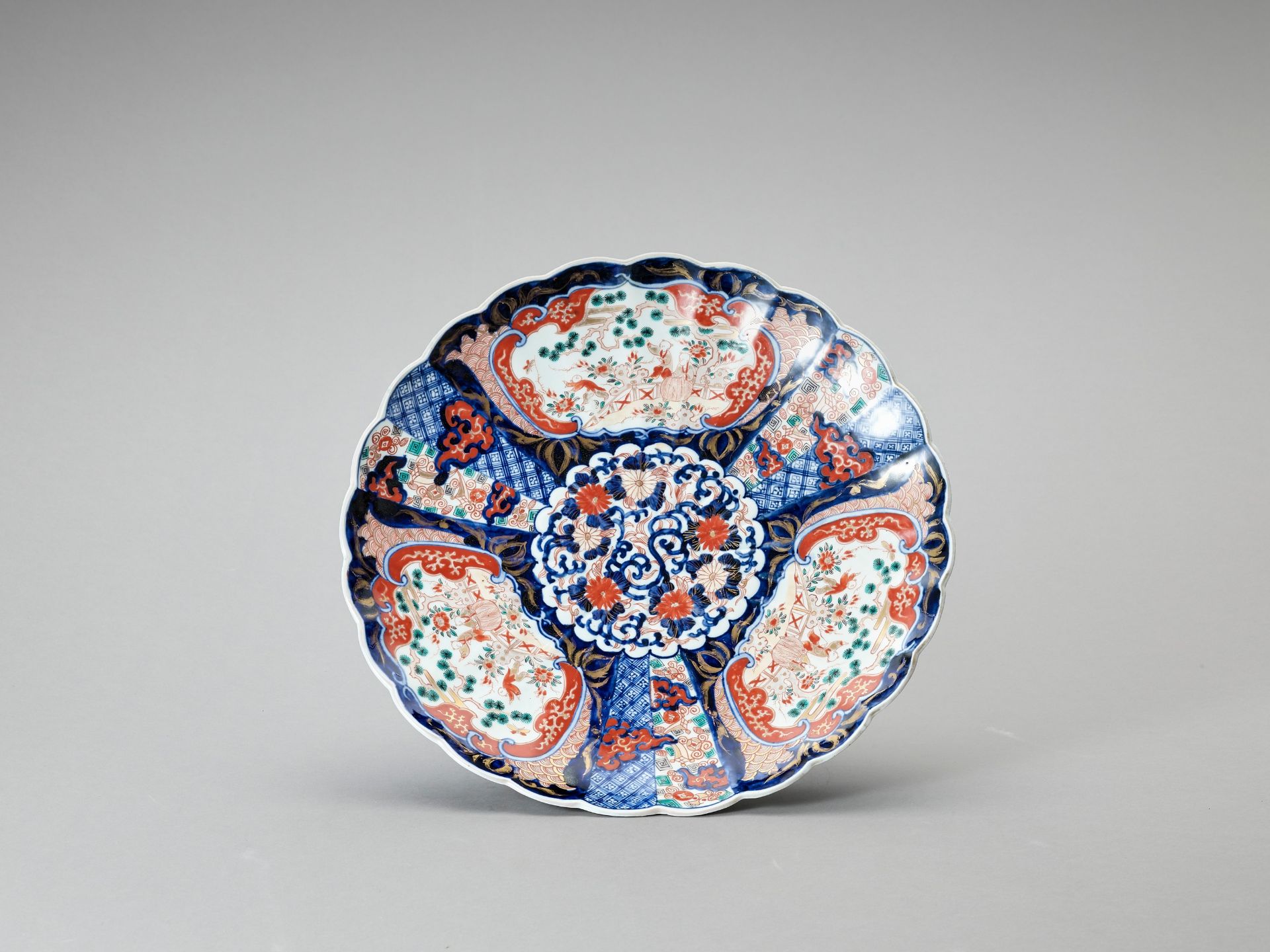 AN IMARI PORCELAIN CHARGER