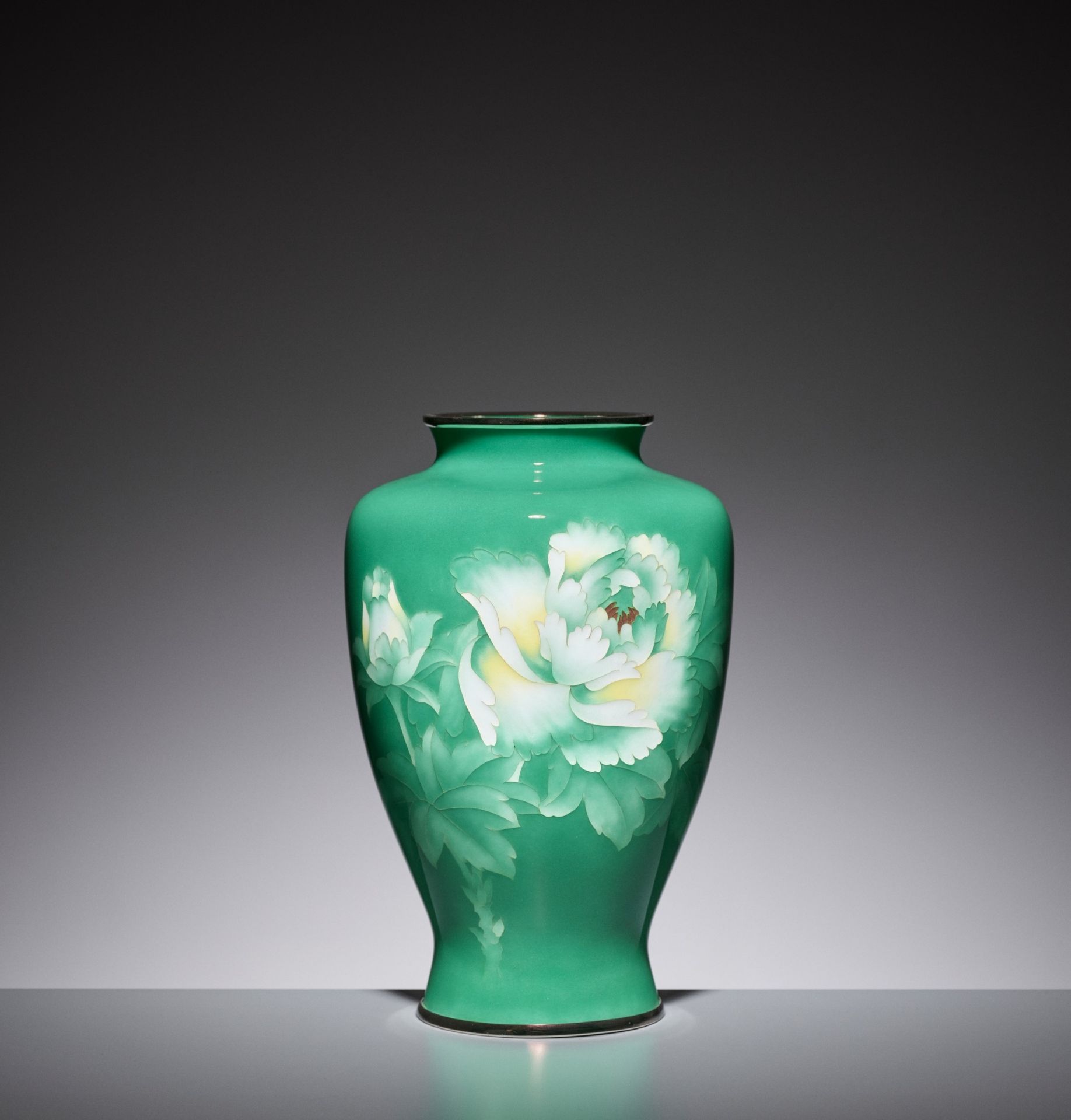 AN EMERALD GREEN CLOISONNE ENAMEL VASE WITH PEONY, ATTRIBUTED TO THE WORKSHOP OF ANDO JUBEI