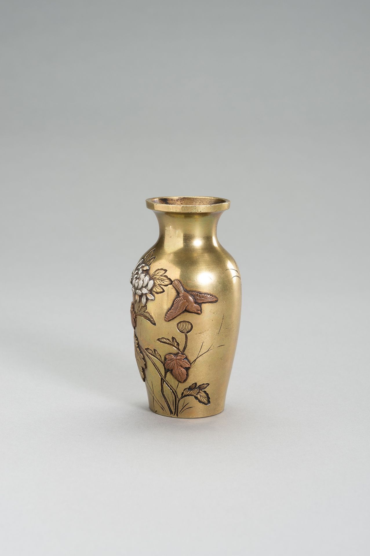 A FINE GILT BRONZE VASE WITH PEONIES - Bild 2 aus 8