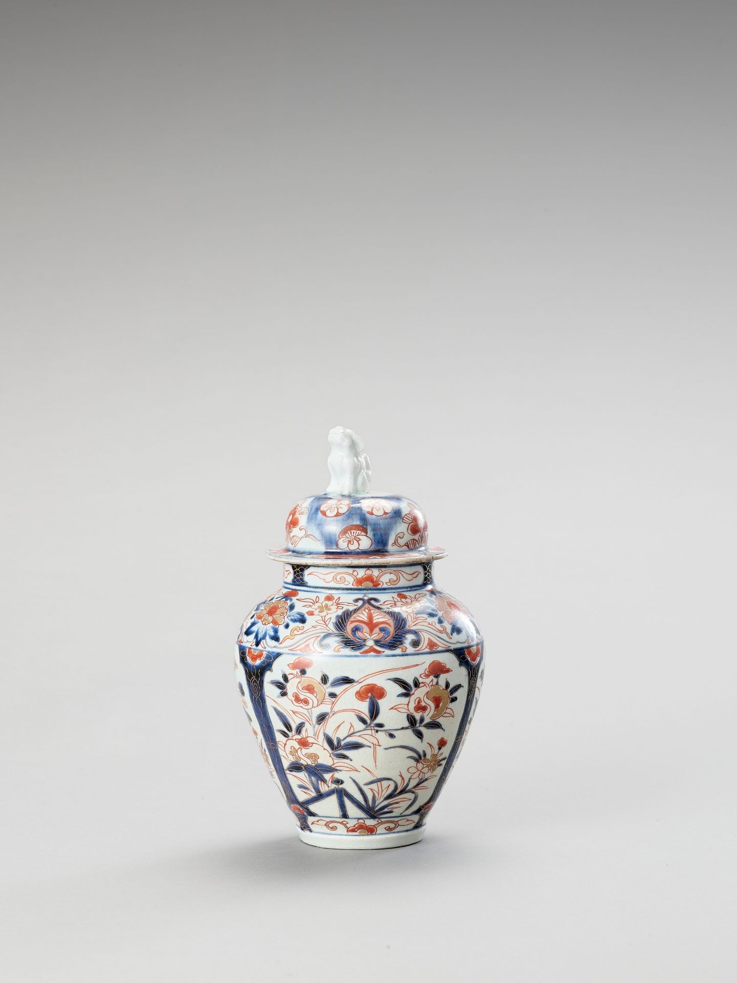 AN IMARI PORCELAIN VASE AND COVER - Image 4 of 7