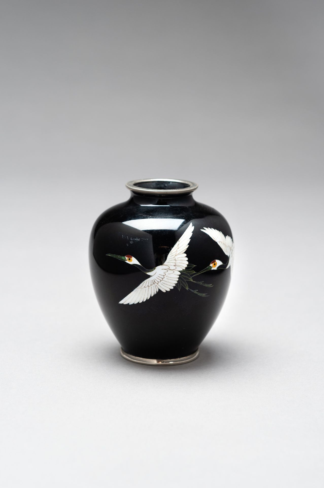 A SMALL CLOISONNE ENAMEL VASE WITH CRANES - Image 2 of 8