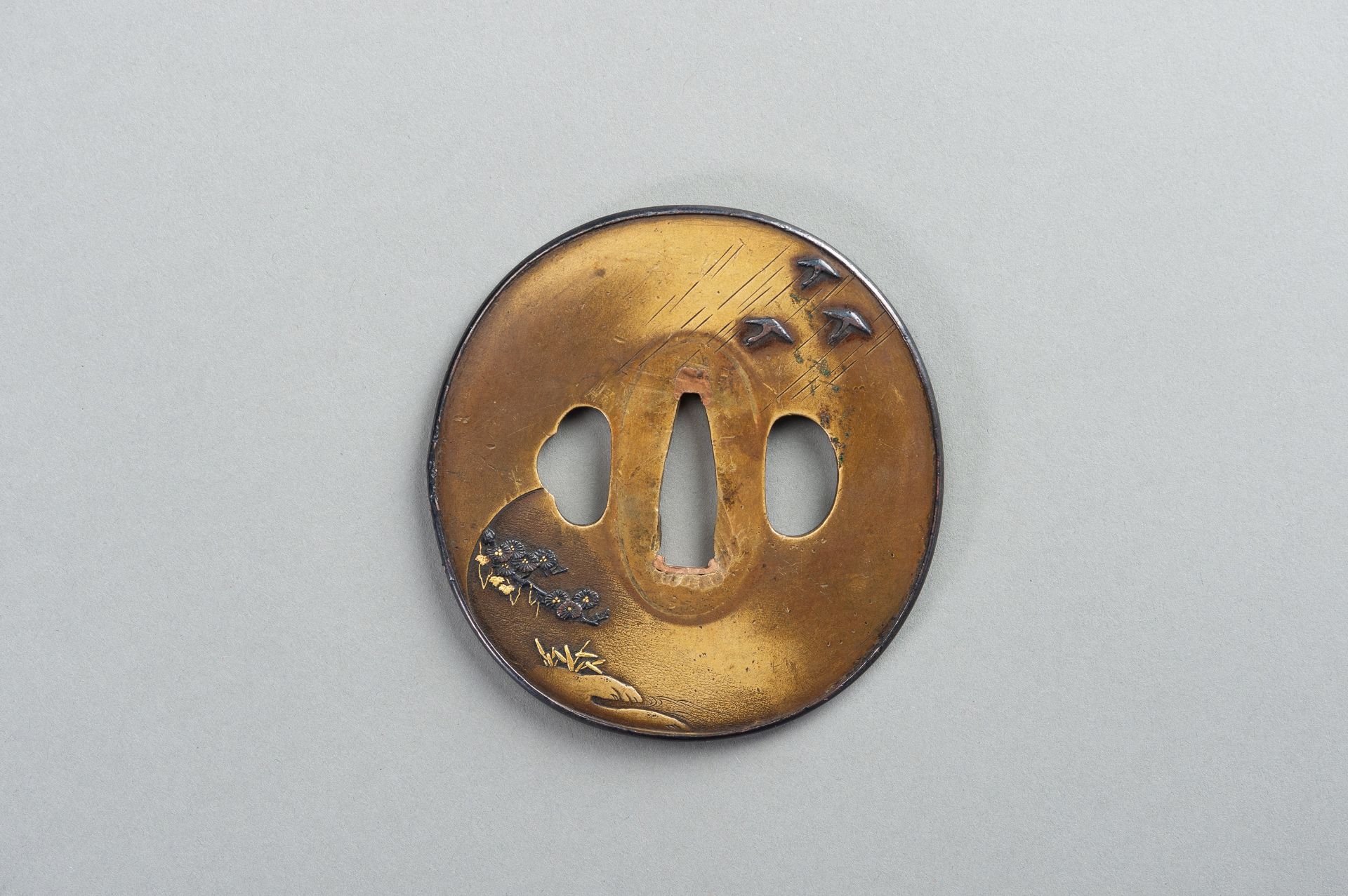 A SENTOKU TSUBA WITH A LANDSCAPE - Image 3 of 5