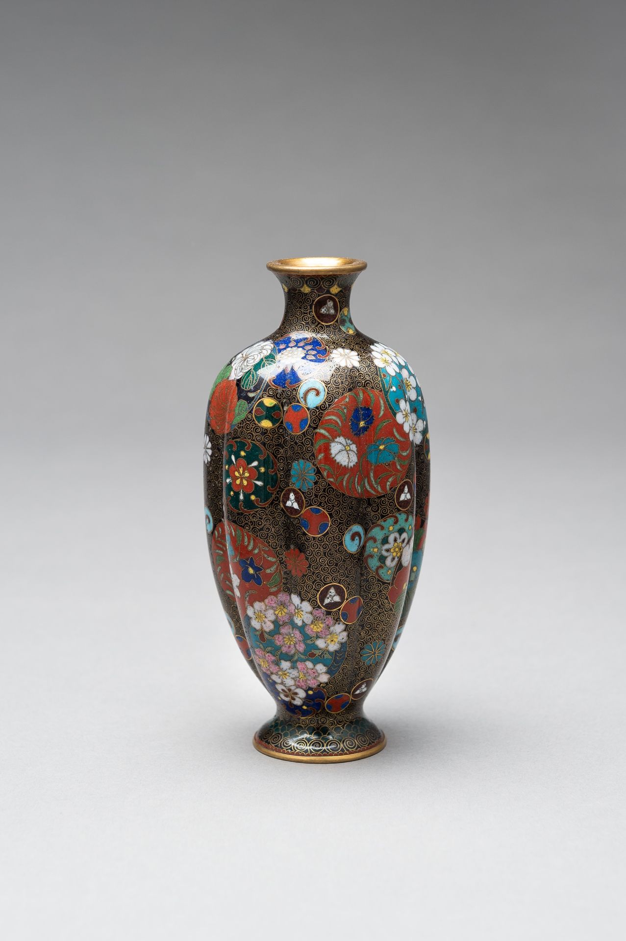 A CLOISONNE ENAMEL LOBED VASE - Image 6 of 9