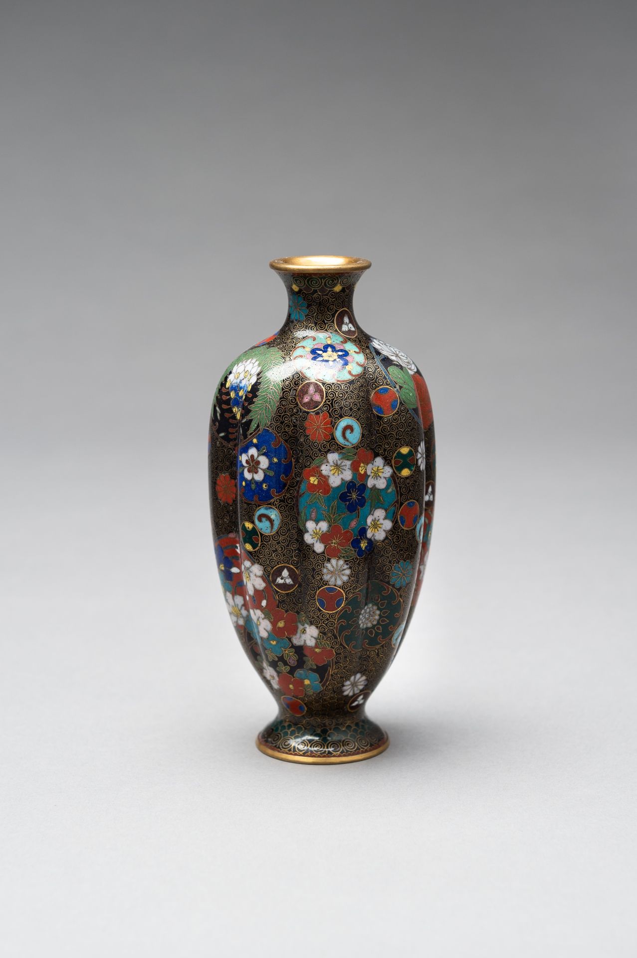 A CLOISONNE ENAMEL LOBED VASE - Image 4 of 9