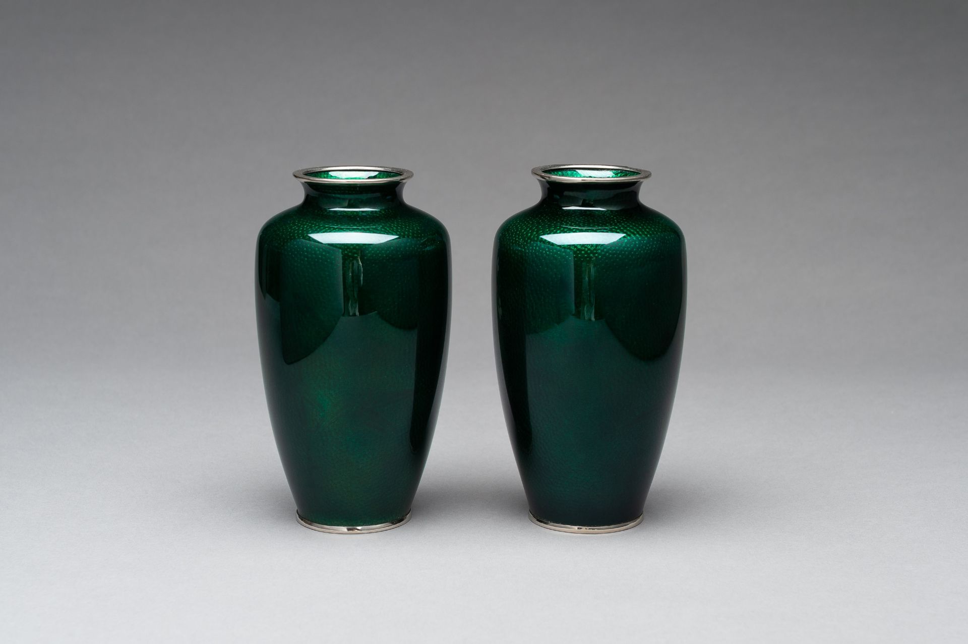 A PAIR OF ANDO STYLE GINBARI CLOISONNE VASES - Image 4 of 8