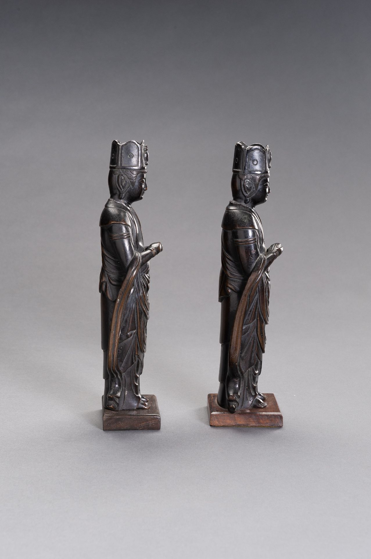 A PAIR OF JAPANESE BRONZE FIGURES DEPICTING KANNON - Image 5 of 8