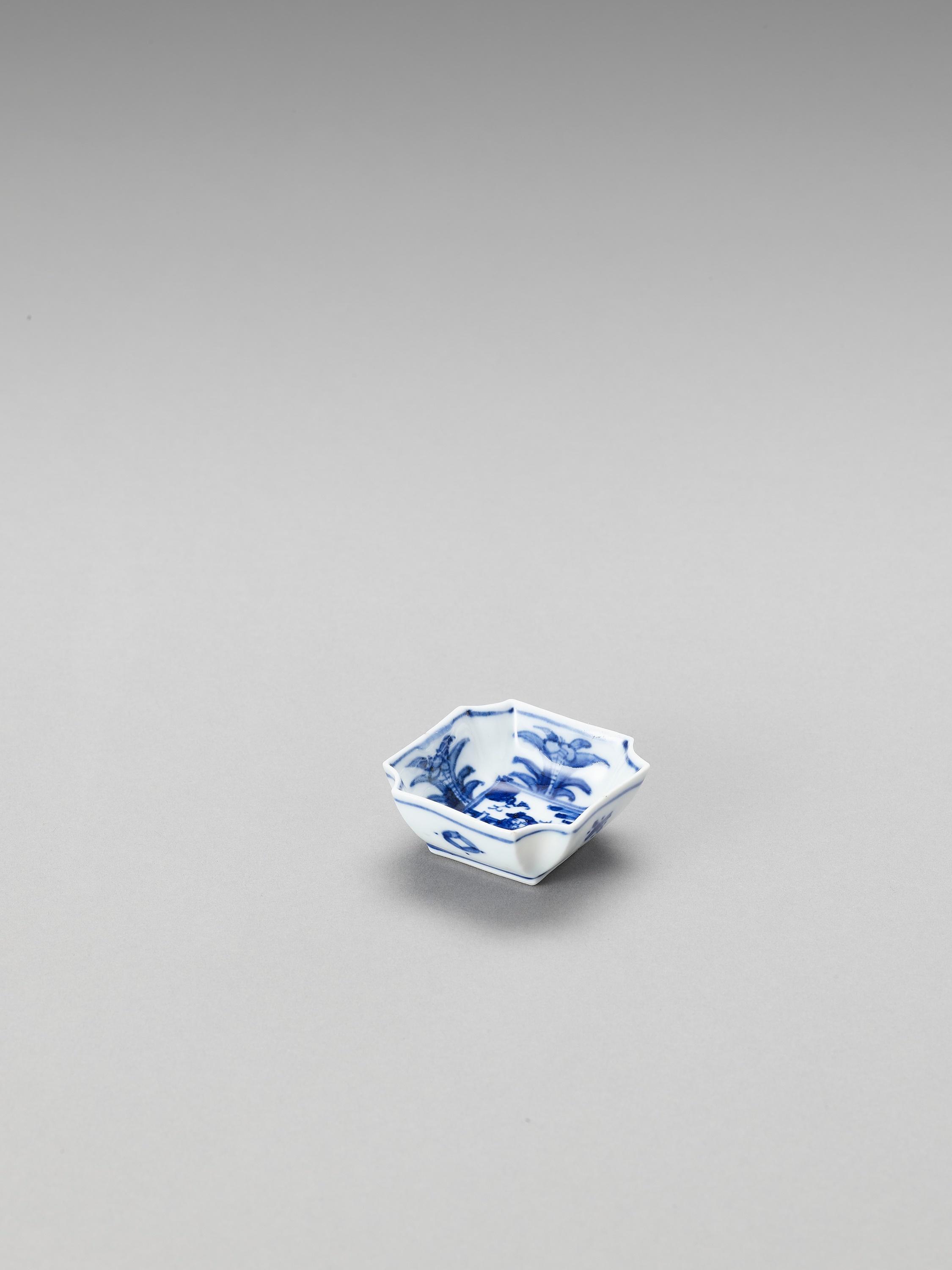 A SMALL BLUE AND WHITE PORCELAIN SAUCER - Image 4 of 5