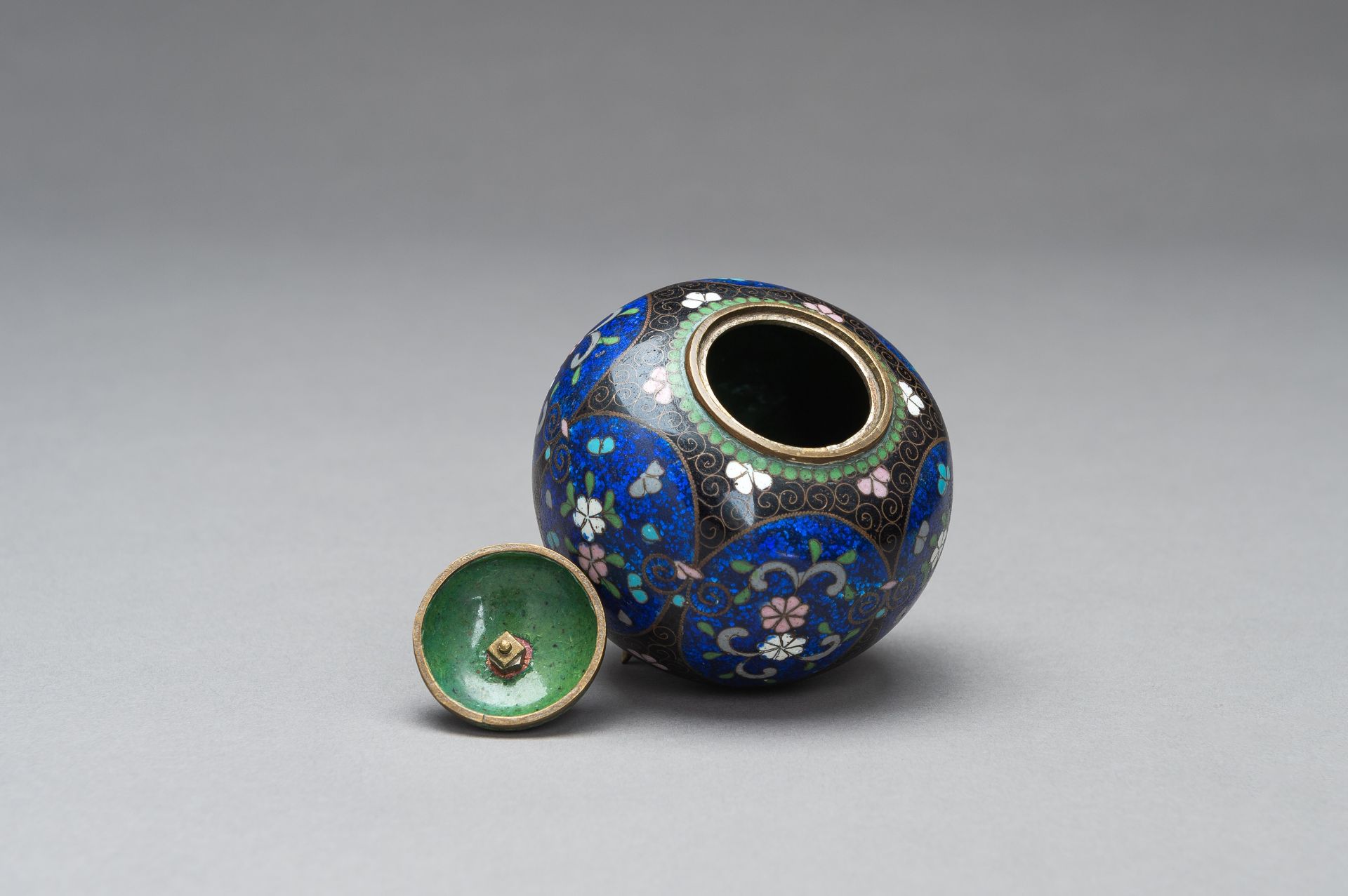 A CLOISONNE KORO WITH COVER - Image 8 of 10