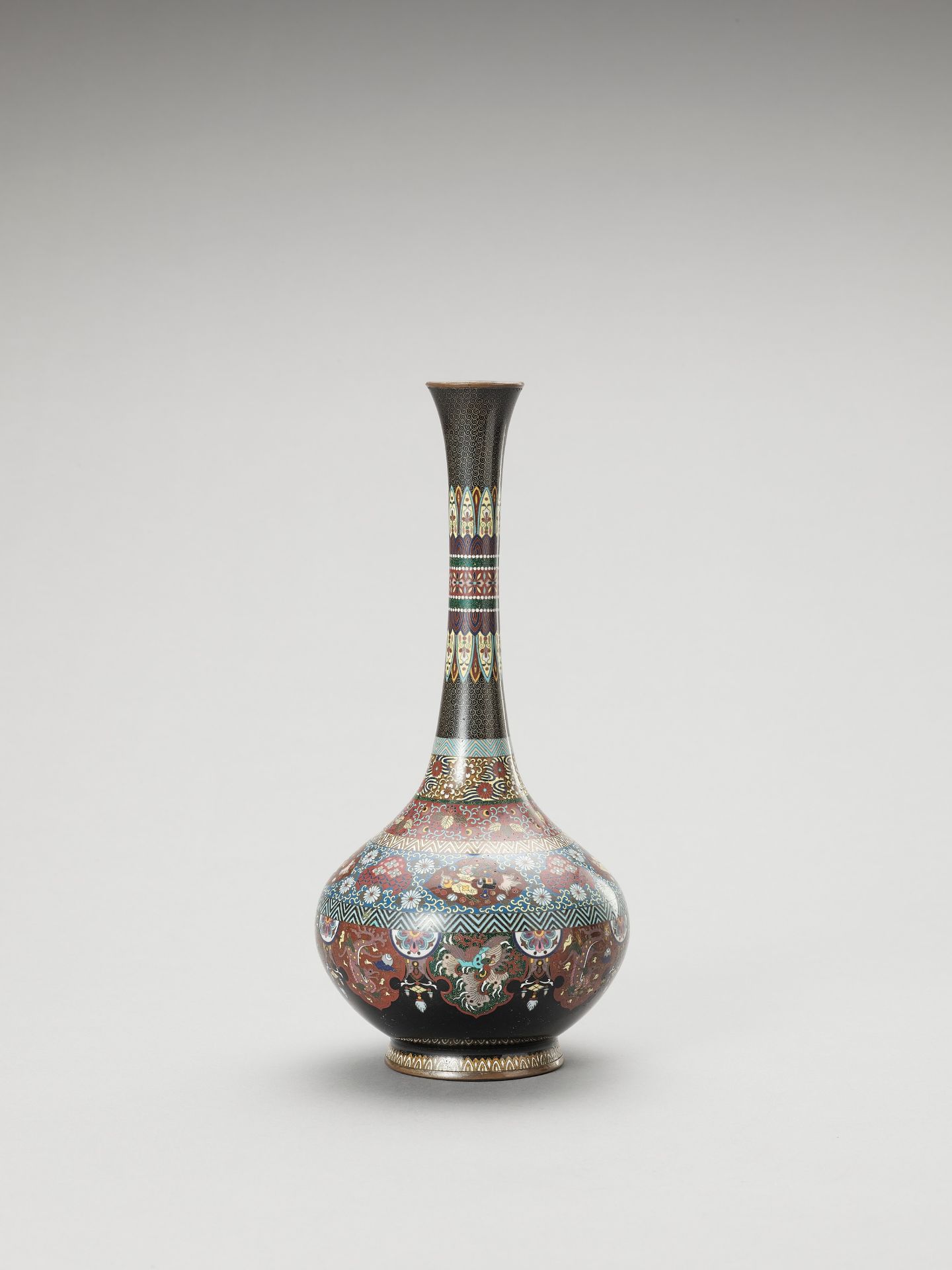 A CLOISONNE BOTTLE VASE - Image 2 of 6