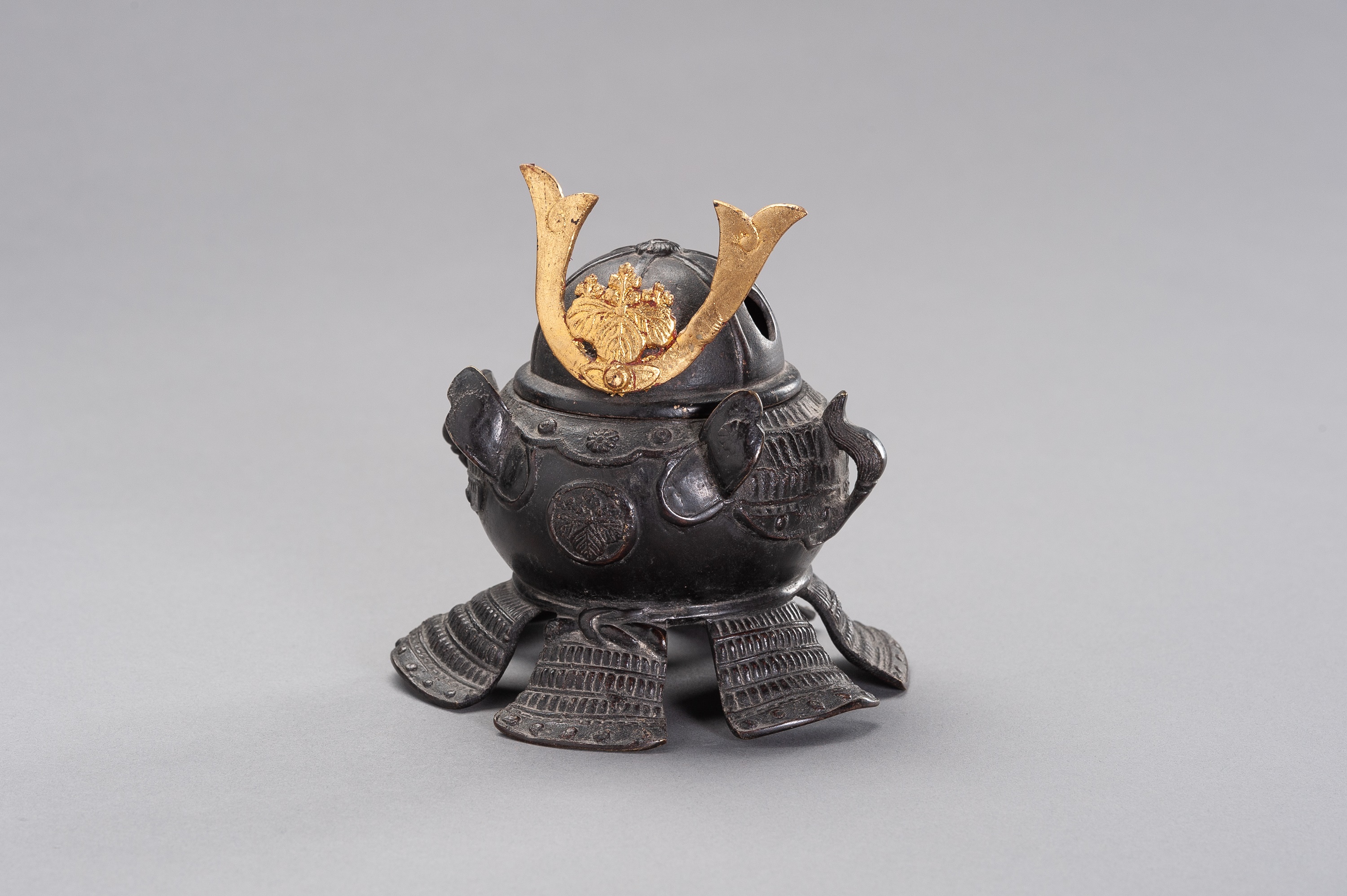 A KORO IN A SHAPE OF KABUTO - Image 2 of 11