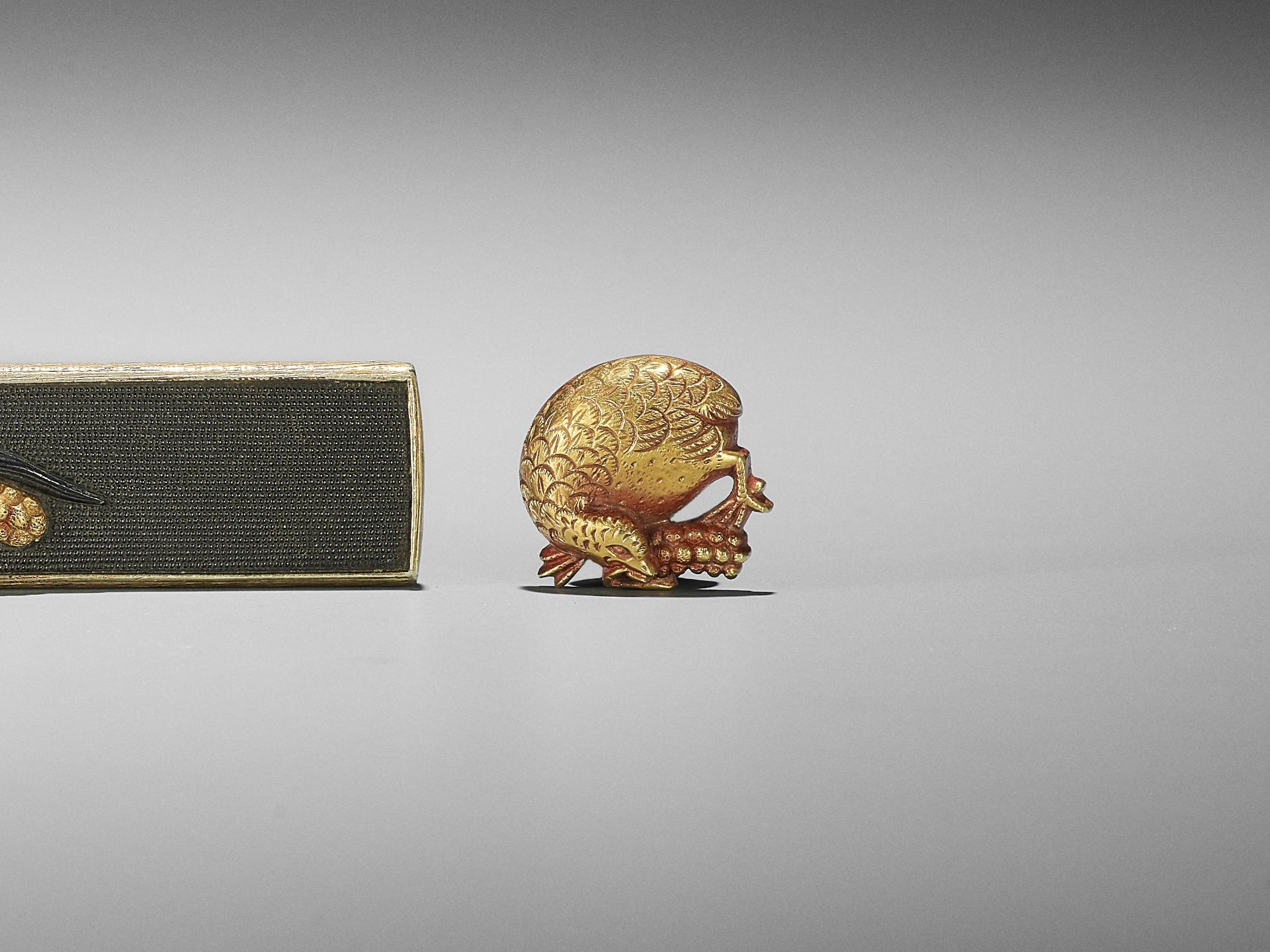 A RARE SET OF A KOZUKA AND MATCHING GOLD MENUKI PAIR DEPICTING QUAILS AND MILLET - Image 5 of 8