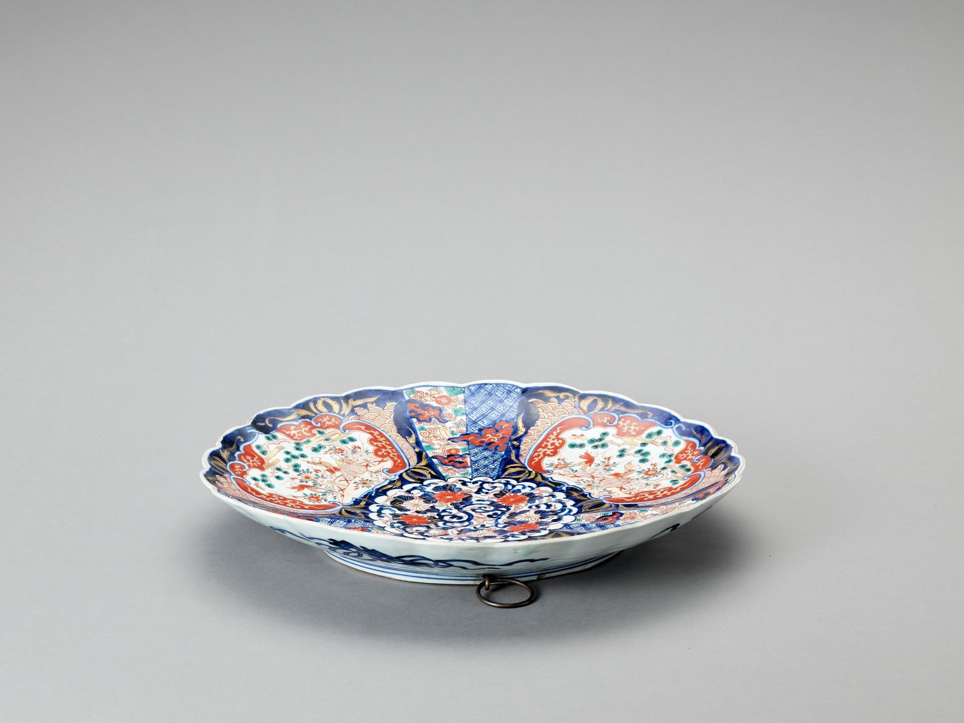 AN IMARI PORCELAIN CHARGER - Image 4 of 4