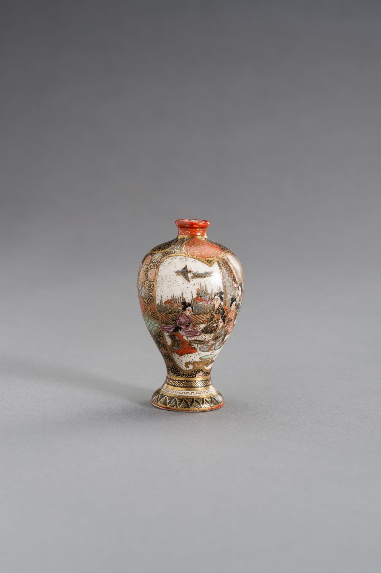 A FINE SATSUMA EARTHENWARE VASE DEPICTING COURT LADIES AND A LANDSCAPE - Image 8 of 10