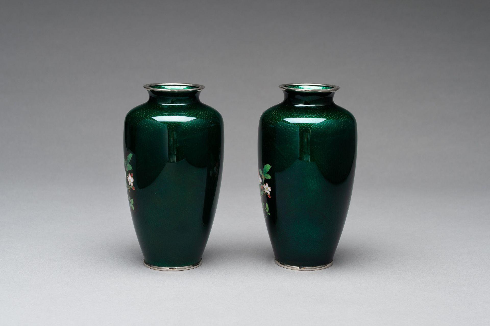 A PAIR OF ANDO STYLE GINBARI CLOISONNE VASES - Image 3 of 8
