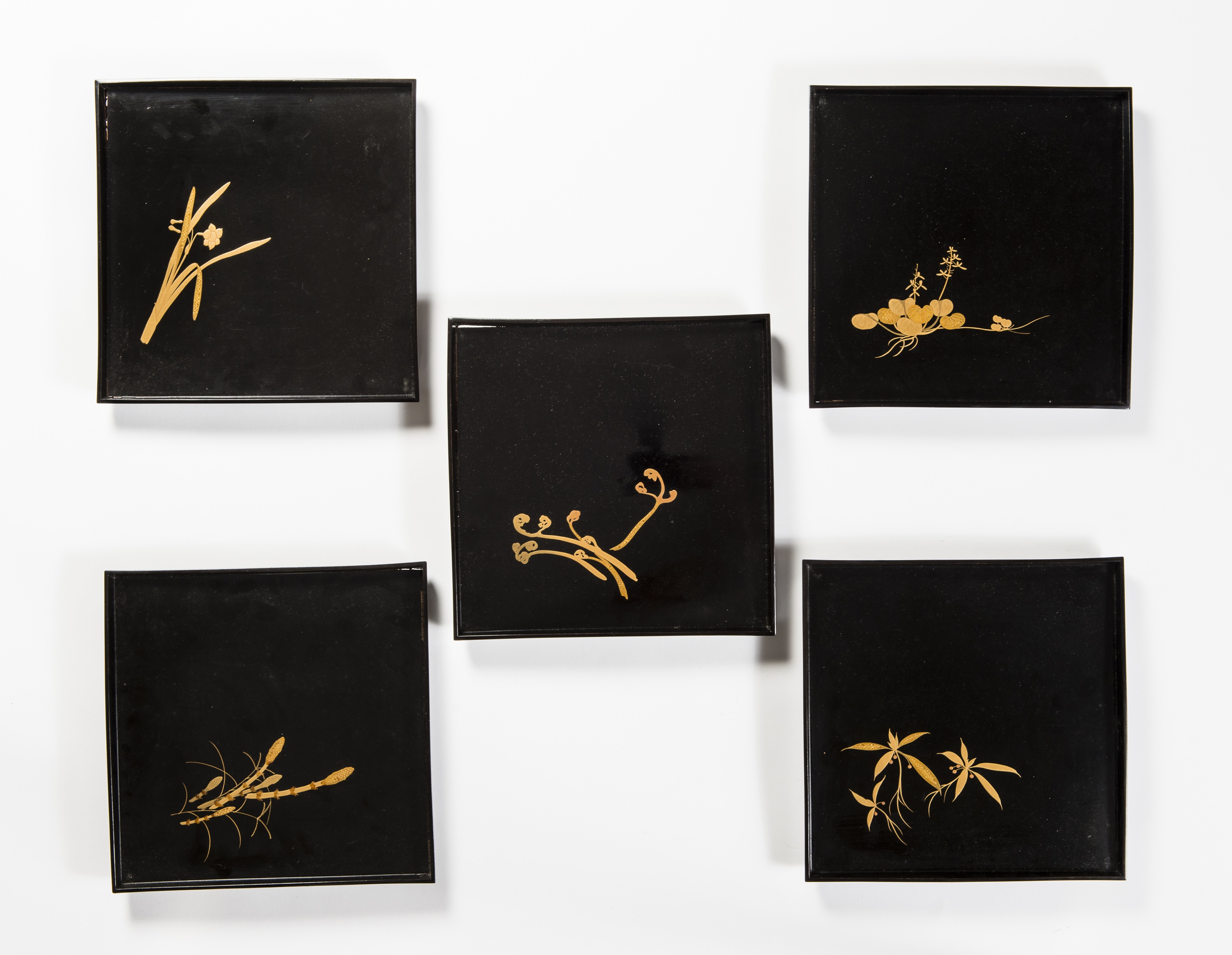 A SET OF FIVE LACQUERED TRAYS, TAISHO/SHOWA - Image 2 of 2