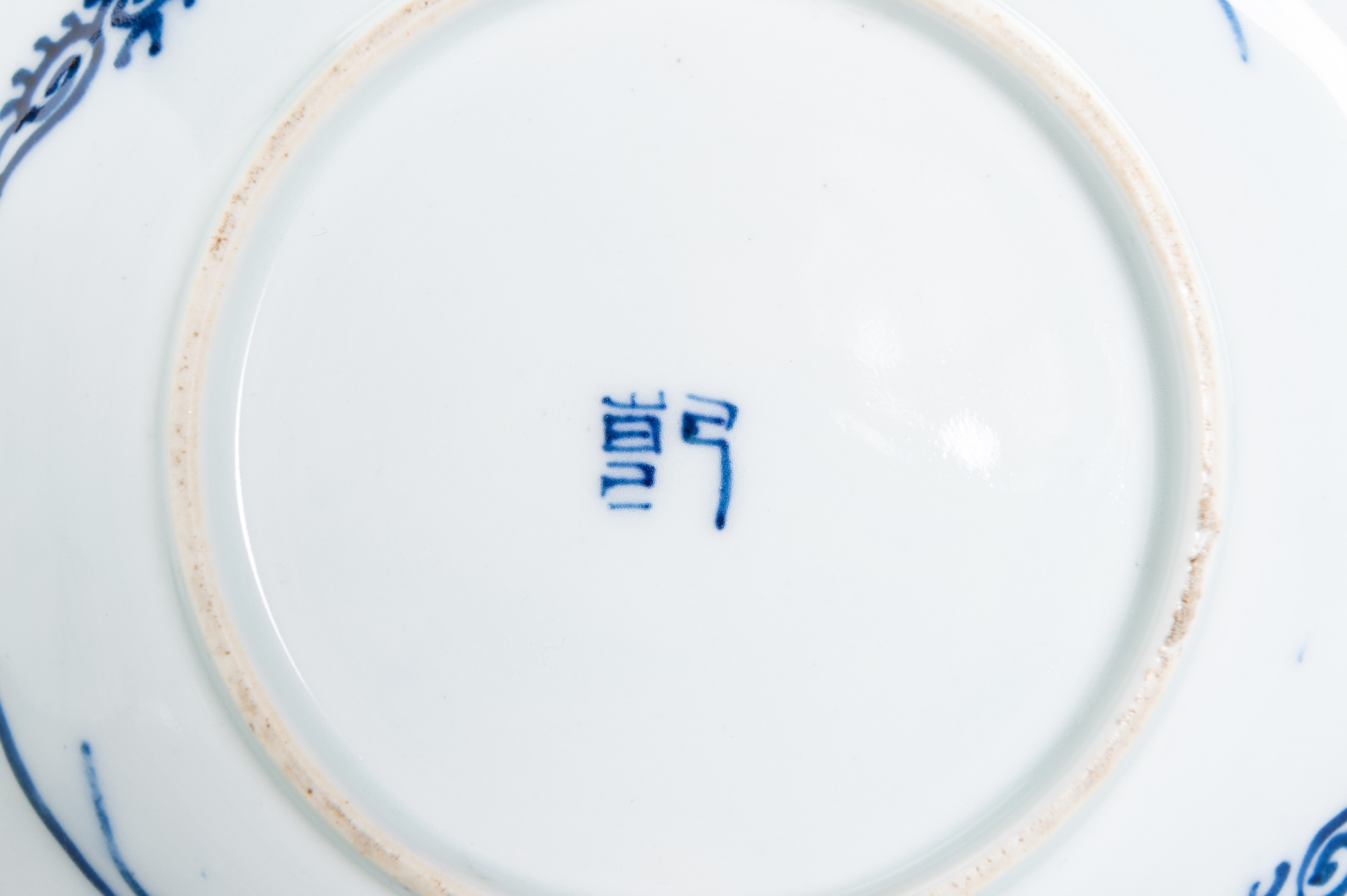 A LOBED BLUE AND WHITE ARITA PORCELAIN DISH - Image 5 of 5