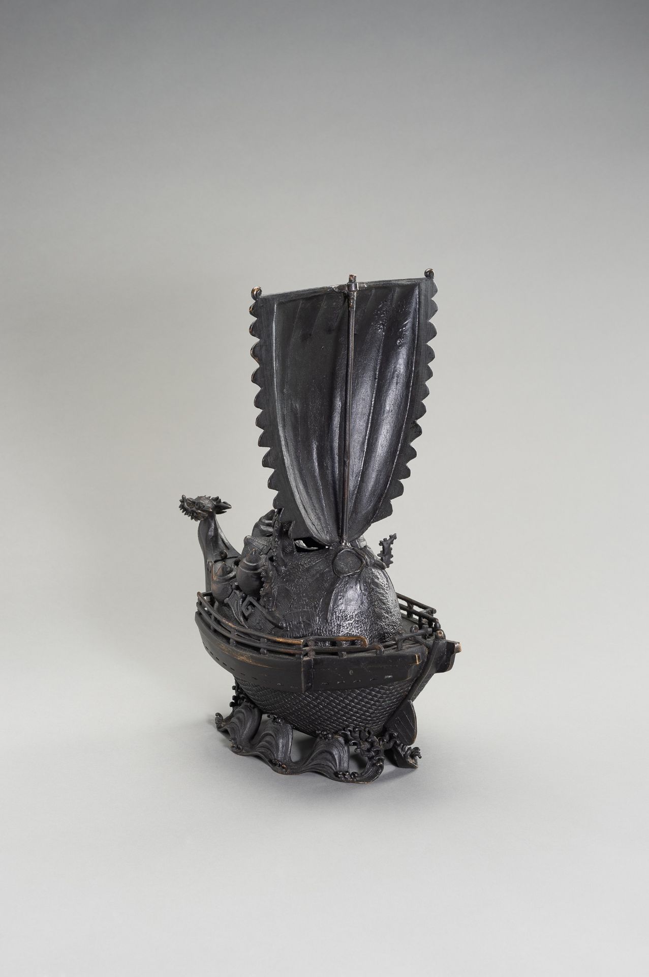 A LARGE BRONZE CENSER IN THE SHAPE OF A TREASURE SHIP - Bild 6 aus 13