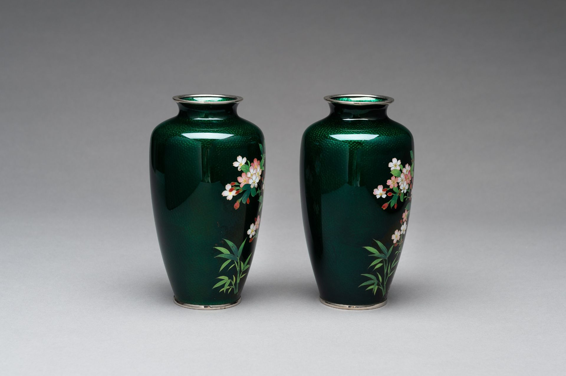 A PAIR OF ANDO STYLE GINBARI CLOISONNE VASES - Image 5 of 8