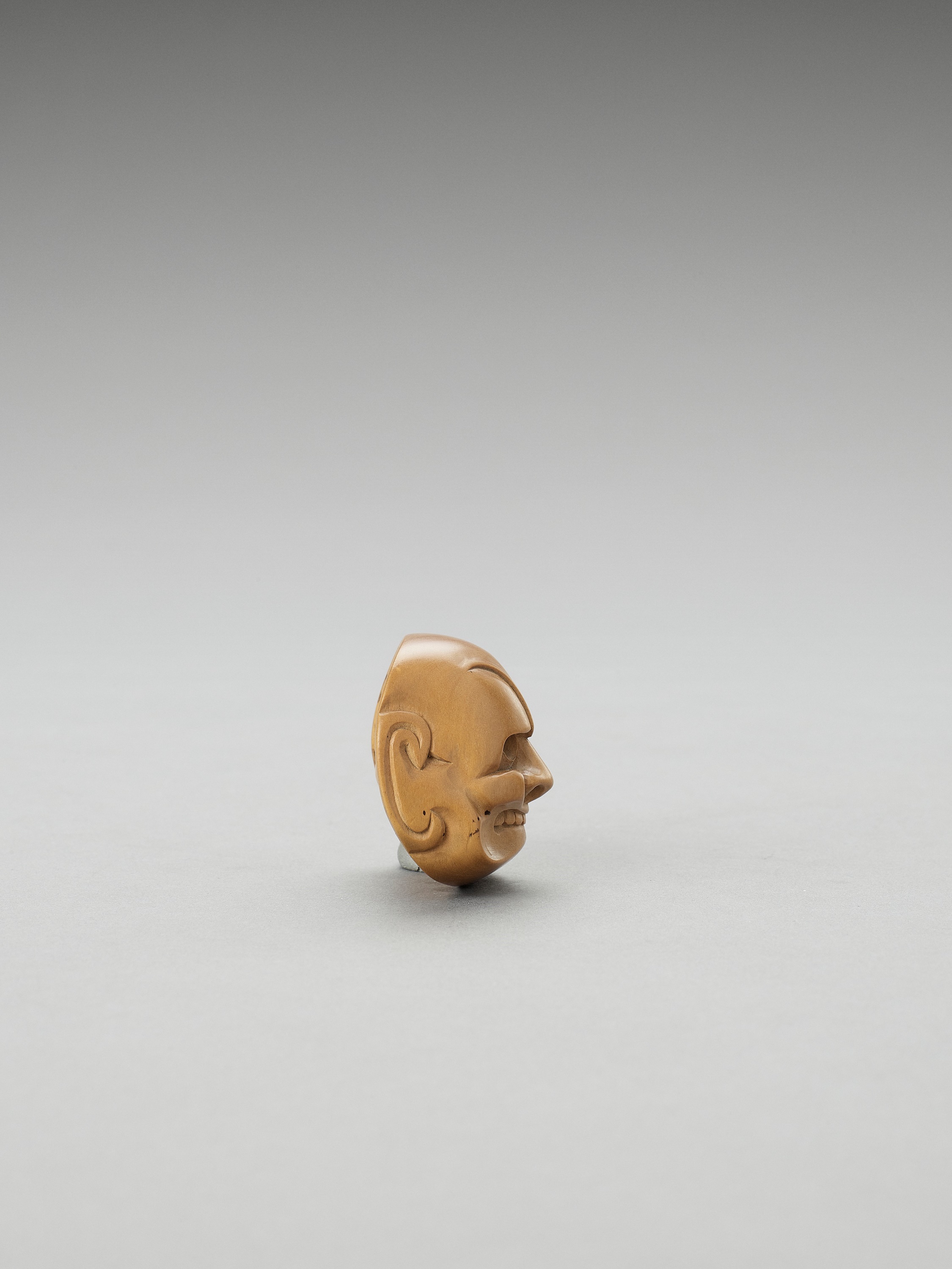 A PALE WOOD NETSUKE OF A NOH MASK - Image 3 of 3