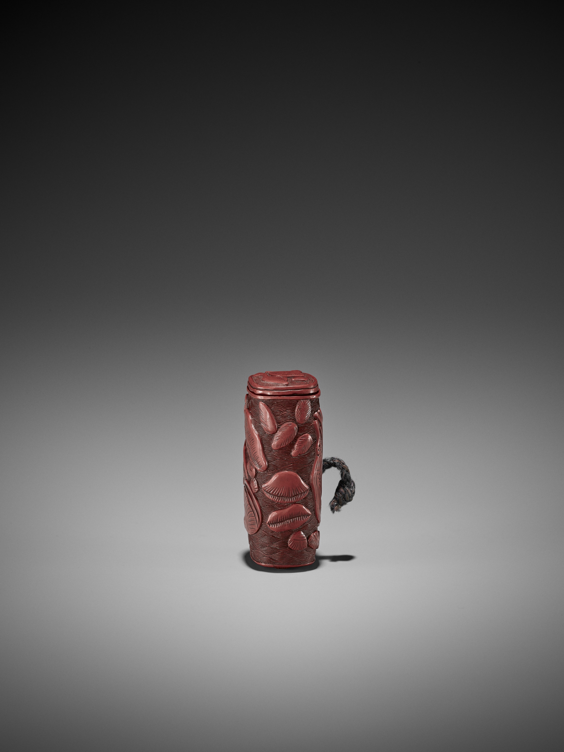 A RARE AND EARLY TSUISHU LACQUER NETSUKE WITH SHELLS AND REISHI - Image 2 of 3