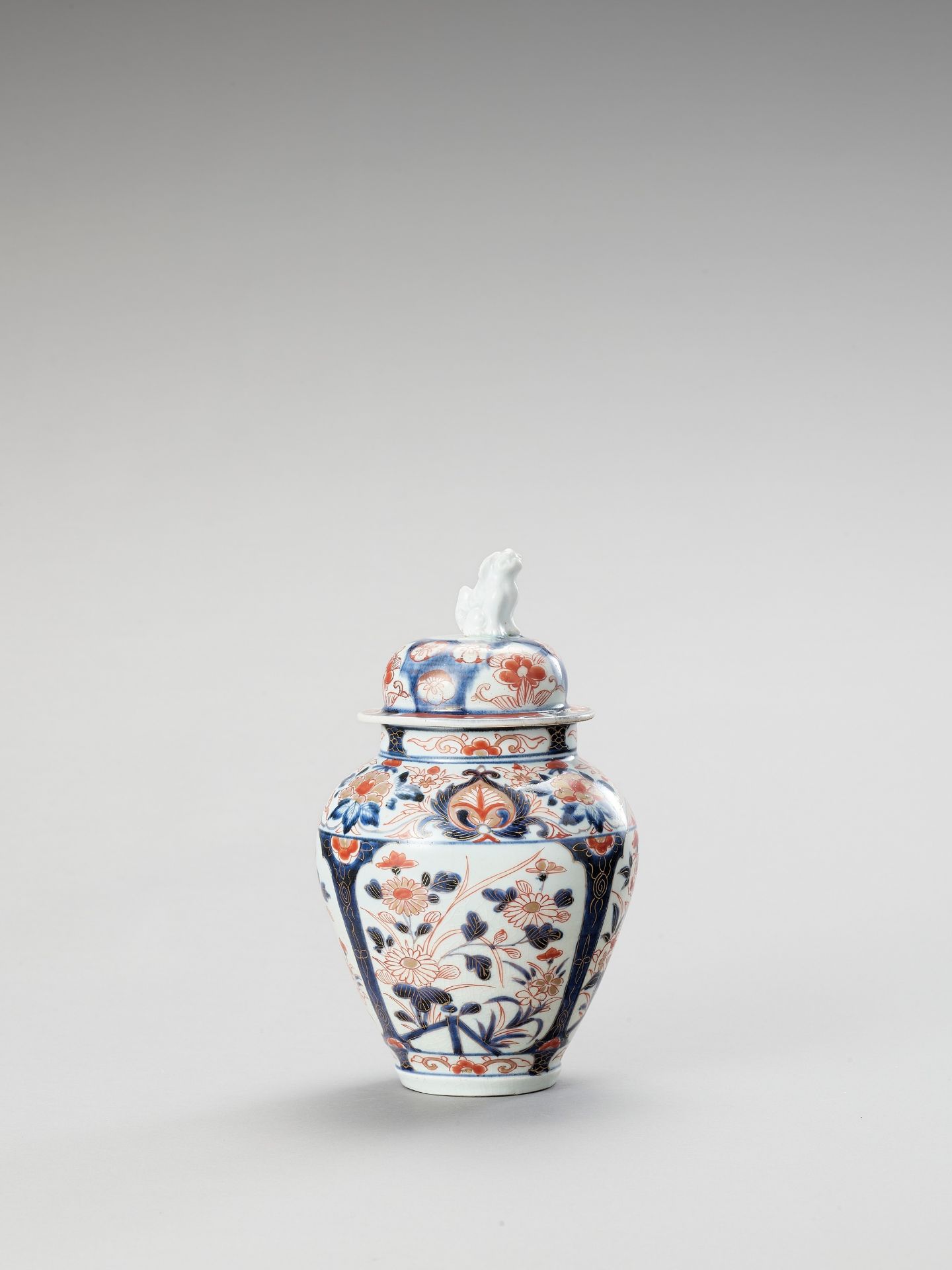 AN IMARI PORCELAIN VASE AND COVER