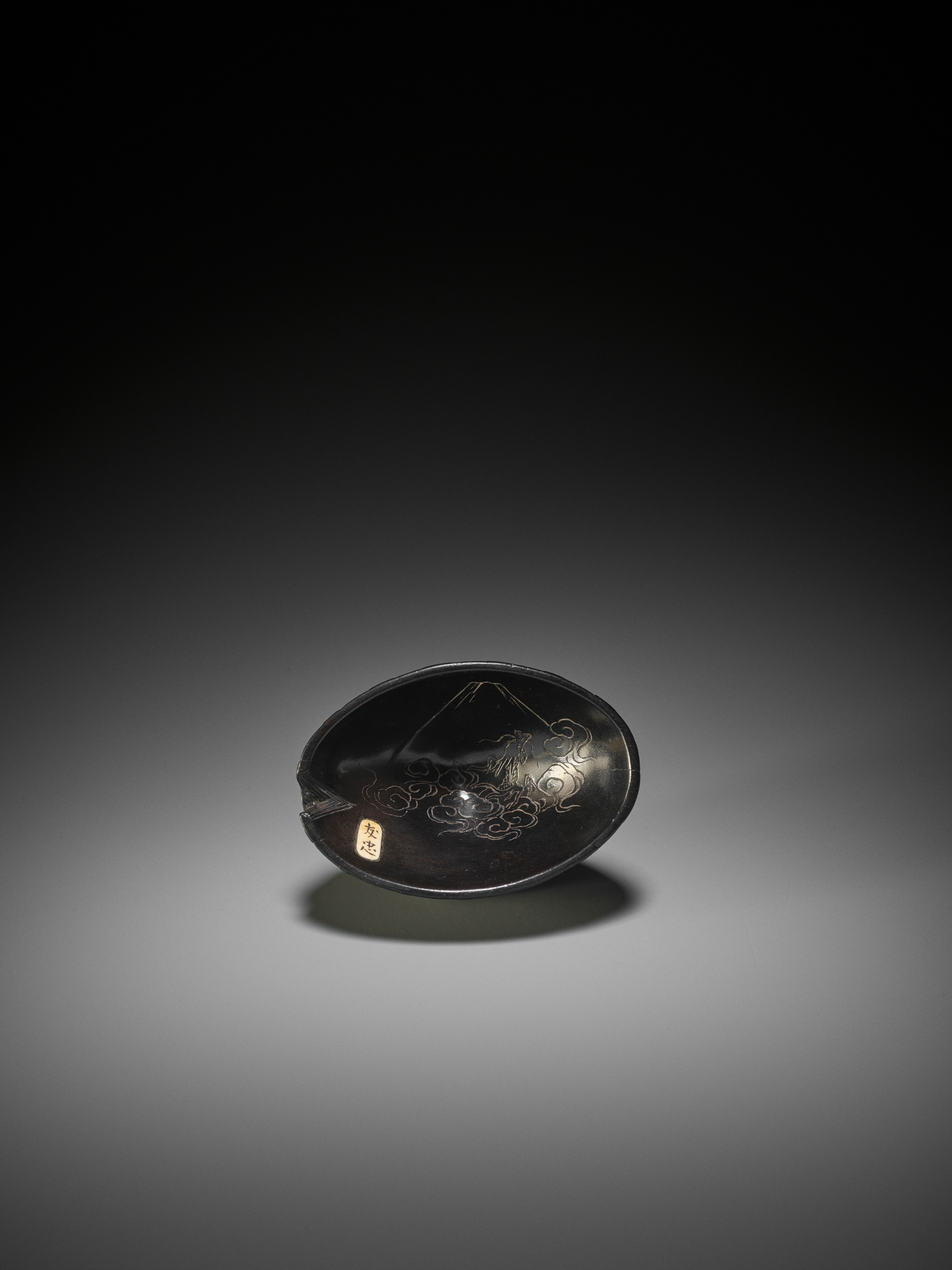 A LARGE INLAID EBONY WOOD NETSUKE OF PUPPIES ON A STRAW HAT - Image 2 of 11