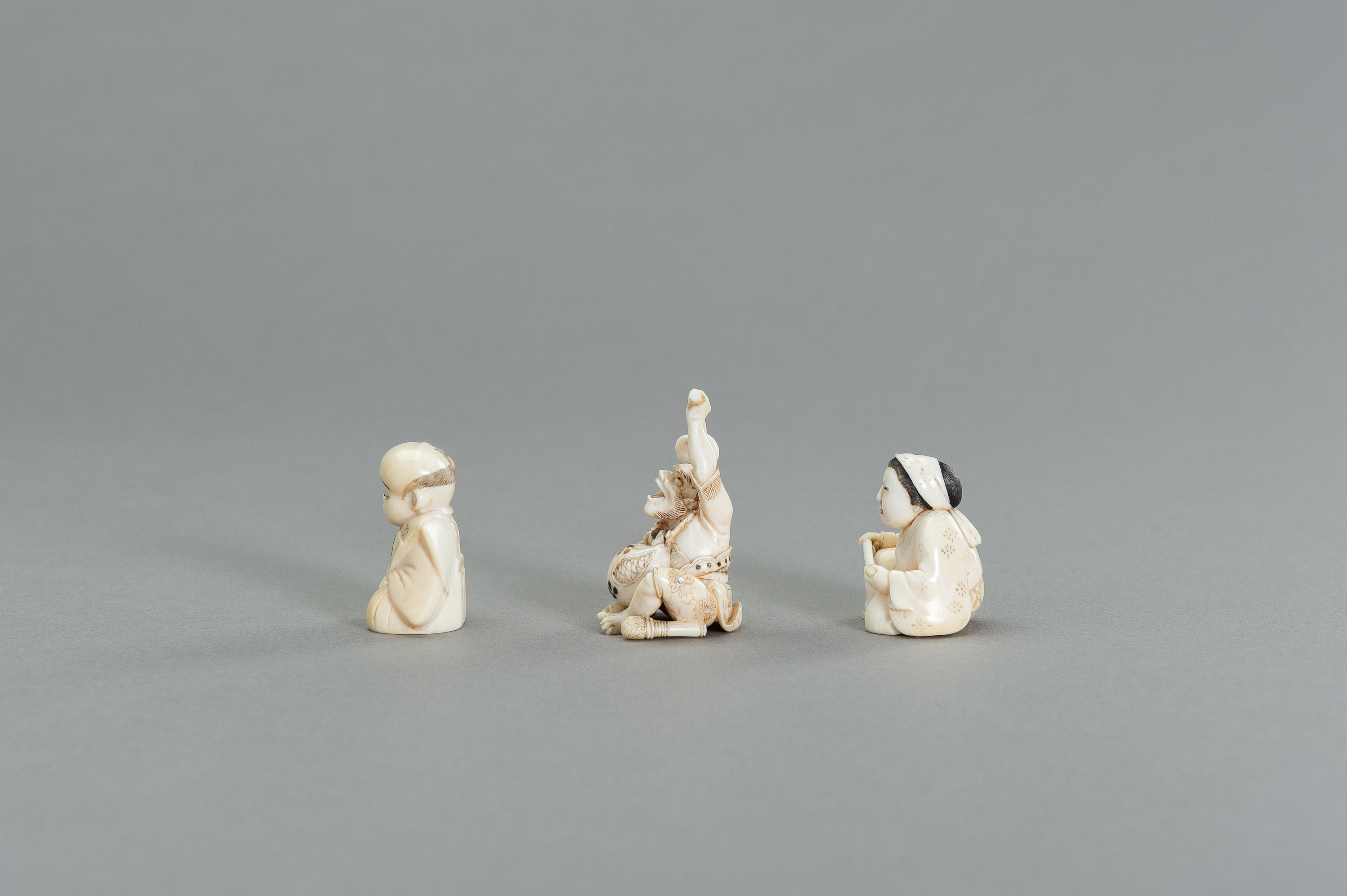 A GROUP OF THREE IVORY NETSUKE - Image 3 of 3