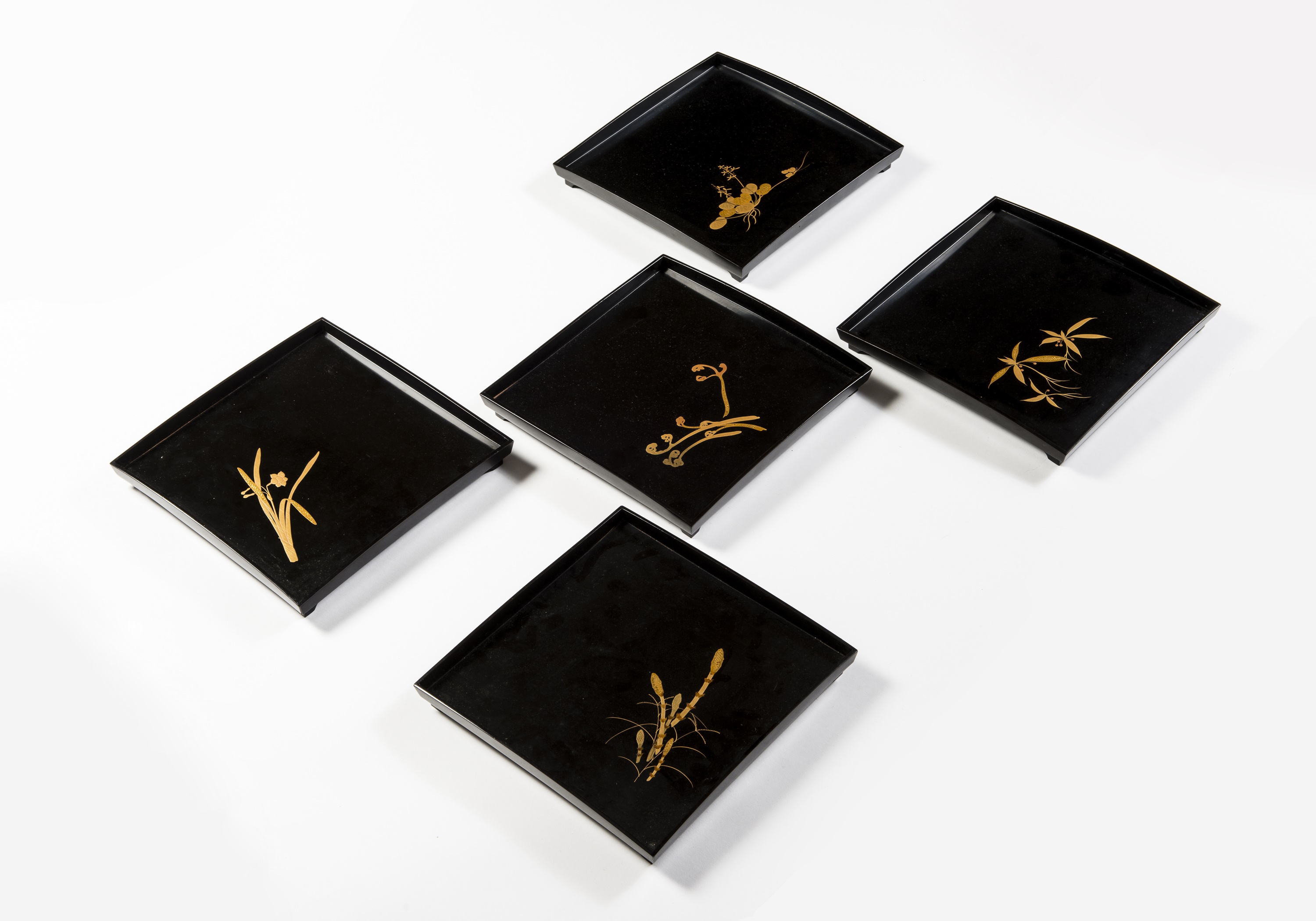 A SET OF FIVE LACQUERED TRAYS, TAISHO/SHOWA
