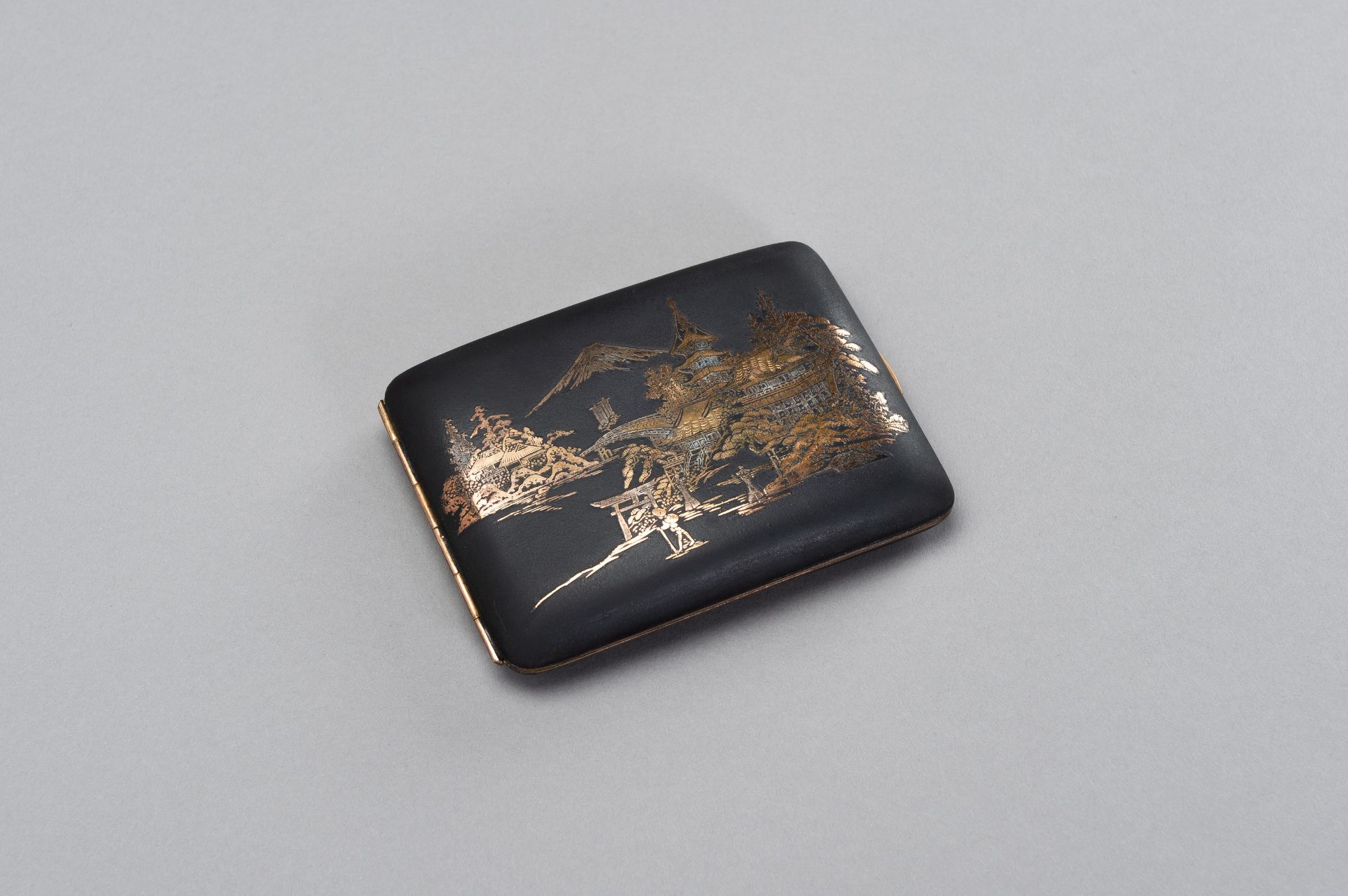 AN IRON KOMAI STYLE CIGARETTE CASE DEPICTING MOUNT FUJI - Image 7 of 8