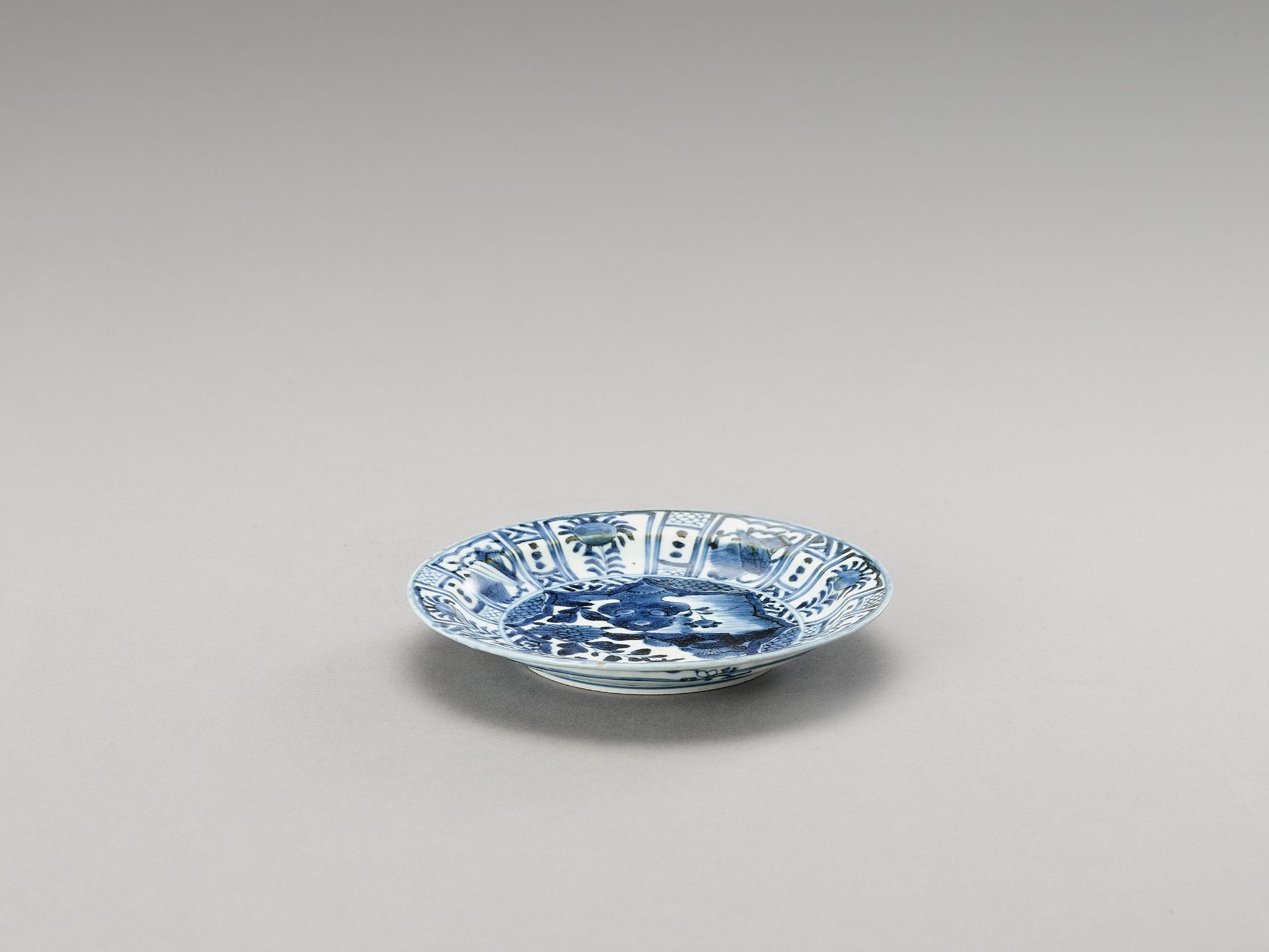 A BLUE AND WHITE ARITA PORCELAIN 'FLORAL' DISH - Image 2 of 4