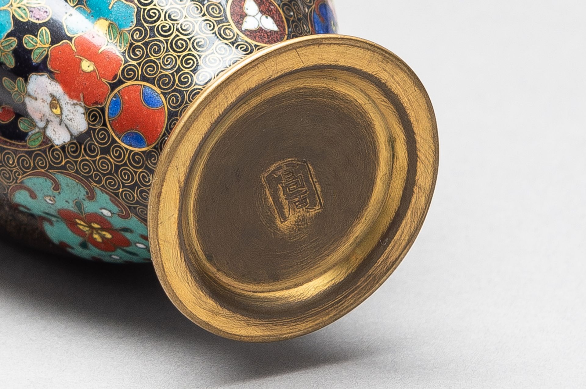 A CLOISONNE ENAMEL LOBED VASE - Image 9 of 9