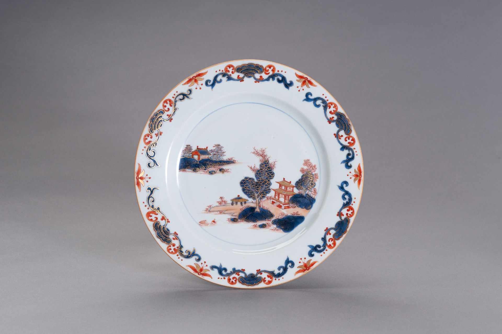 AN IMARI PORCELAIN DISH - Image 2 of 5