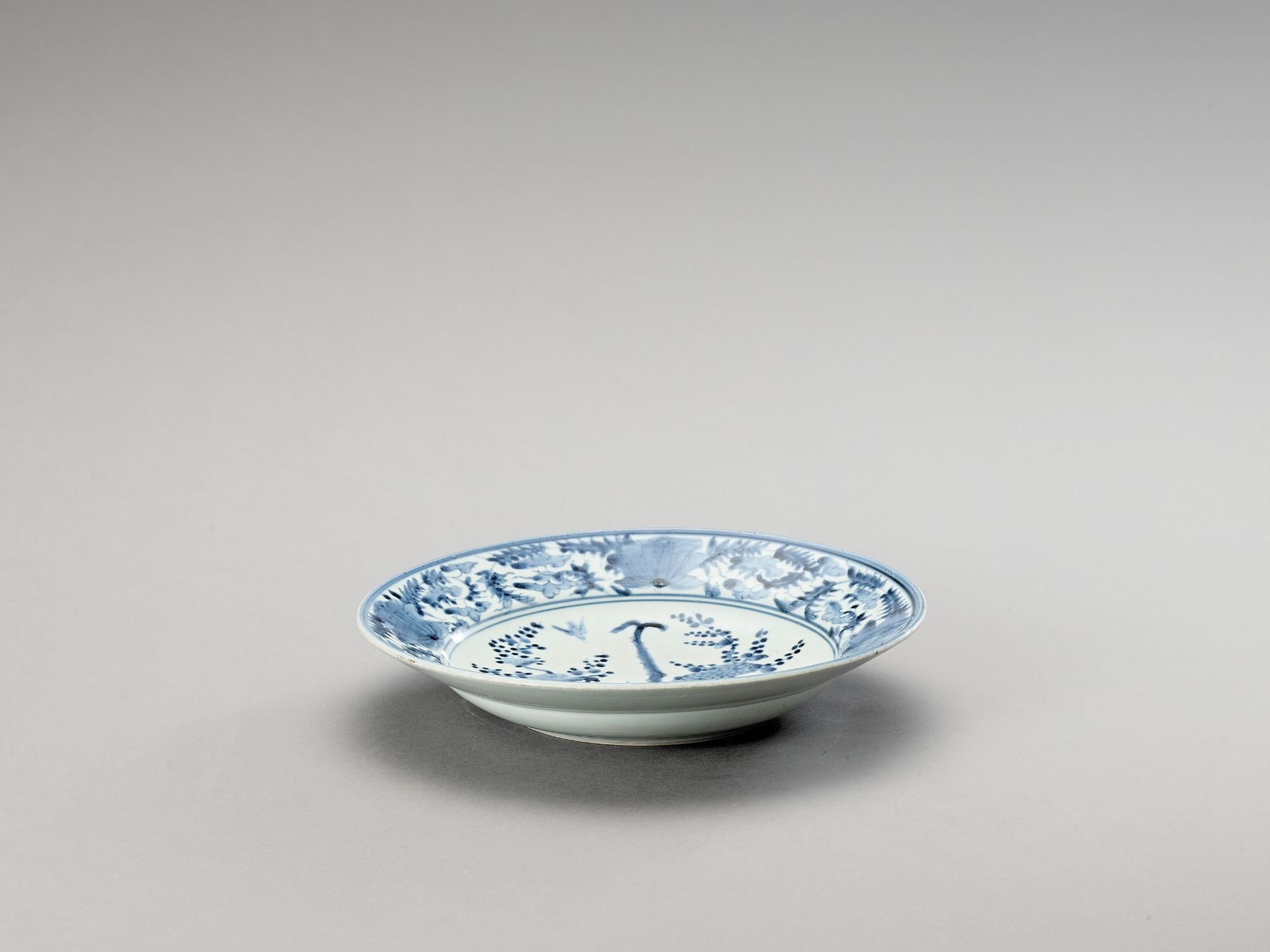 A 'KRAAK' STYLE BLUE AND WHITE PORCELAIN DISH - Image 2 of 4